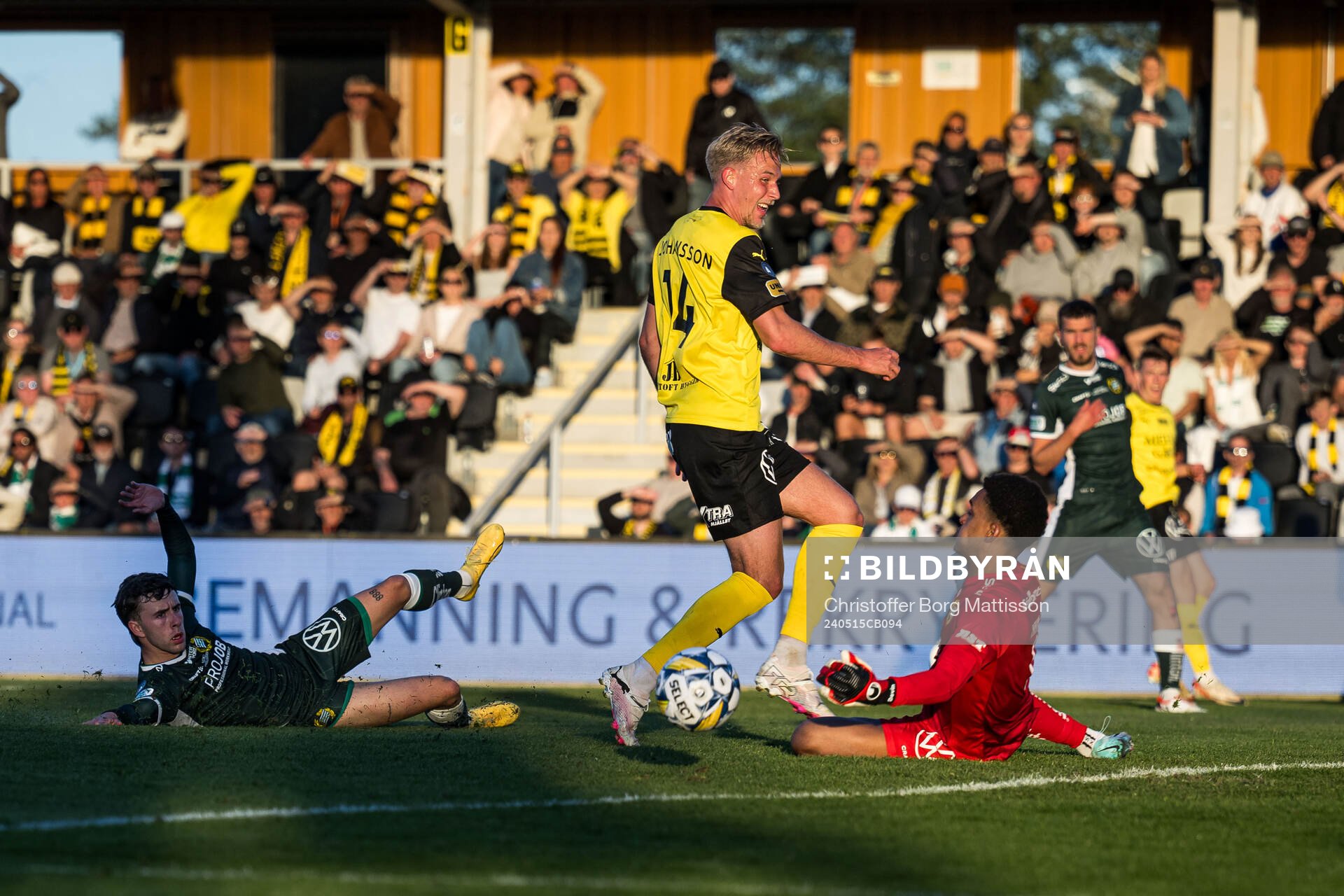Hammarbys Marc Llinares Barragan och målvakt Oliver Dovin