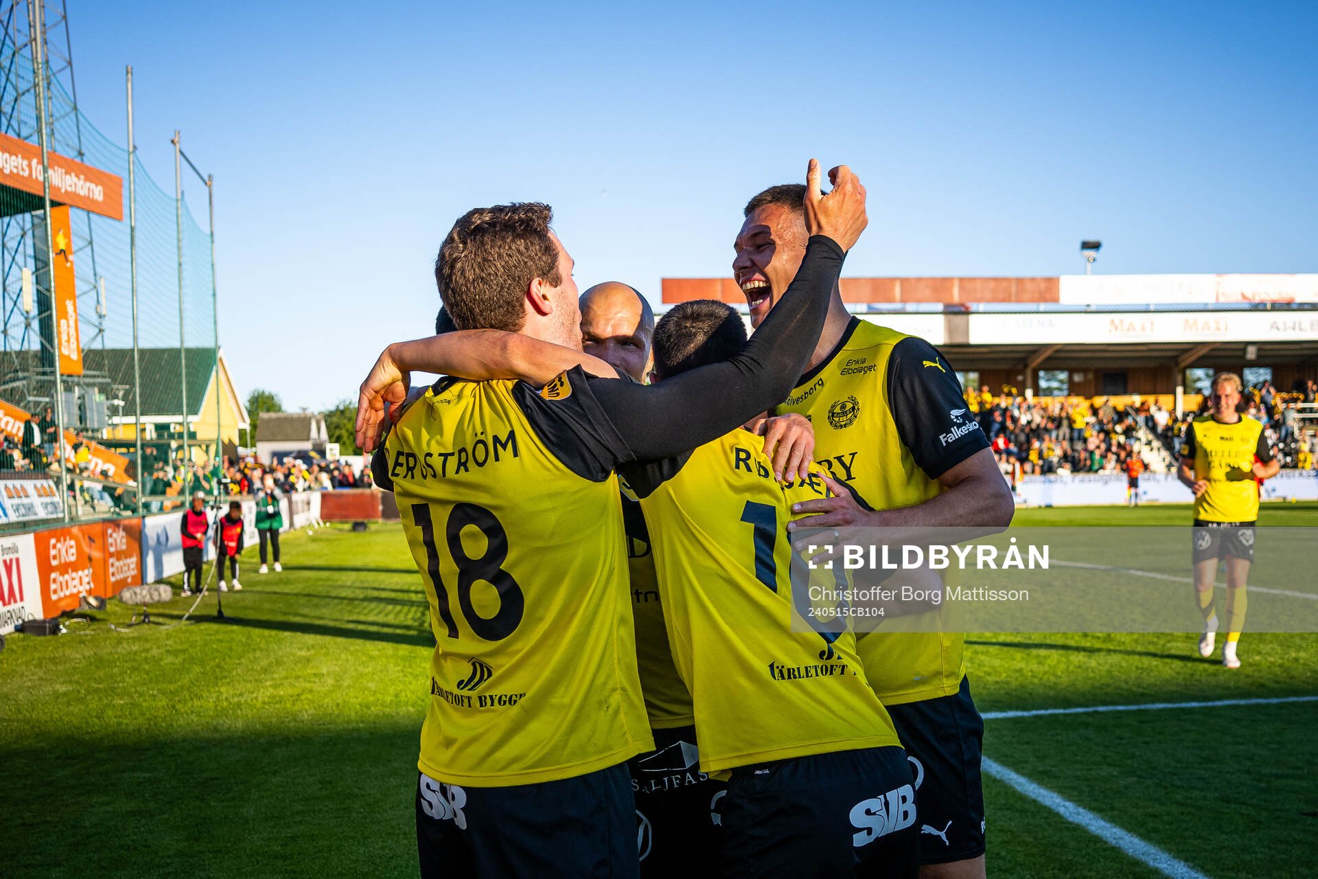 Mjällbys Jacob Bergström jublar med lagkamrater efter 3-0 under fotbollsmatchen i Allsvenskan mellan Mjällby och Hammarby den 15 maj 2024 i Hällevik.