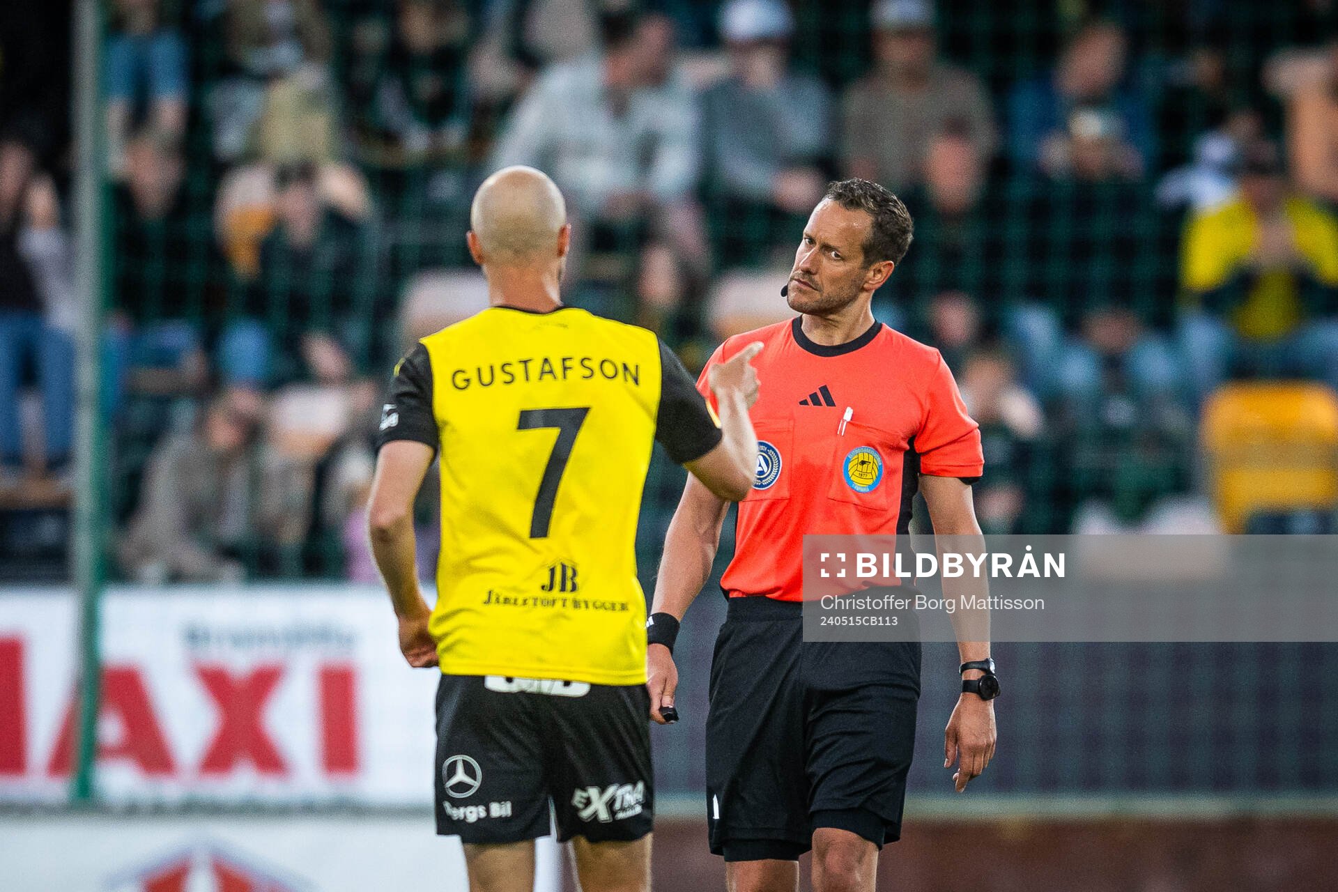 Mjällbys Viktor Gustafson i samtal med Domare Victor Wolf