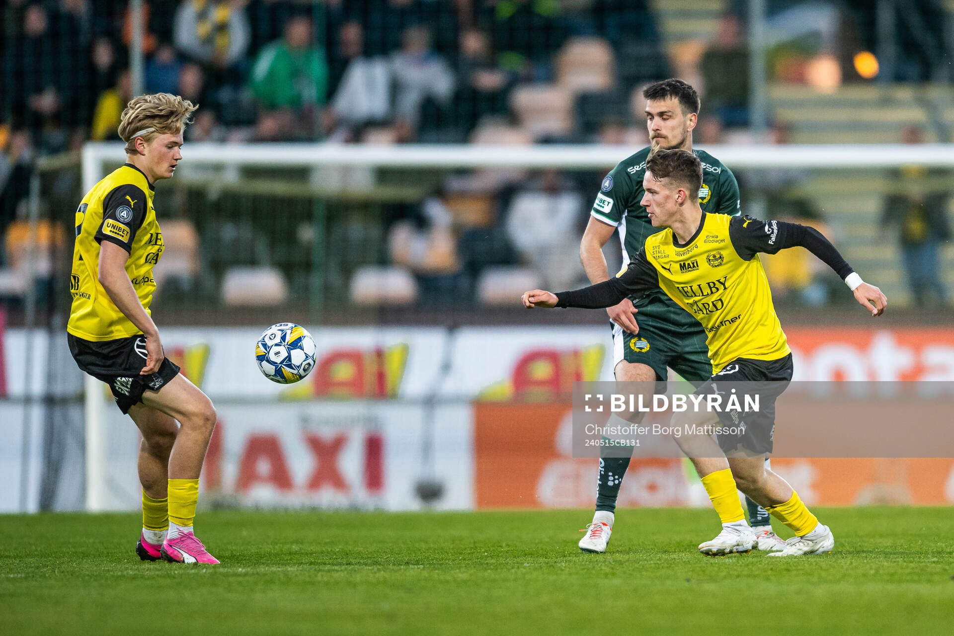 Mjällbys Isac Johnsson och Kimmen Nennesson under fotbollsmatchen i Allsvenskan mellan Mjällby och Hammarby den 15 maj 2024 i Hällevik.