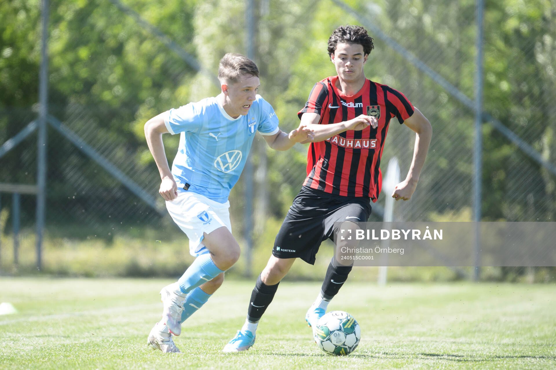 Malmö FFs Amadeus Sundgren och Brommapojkarnas Eric Pathansali under final i Ligacupen mellan Malmö FF och Brommapojkarna den 15 maj 2024 i Hjärup.