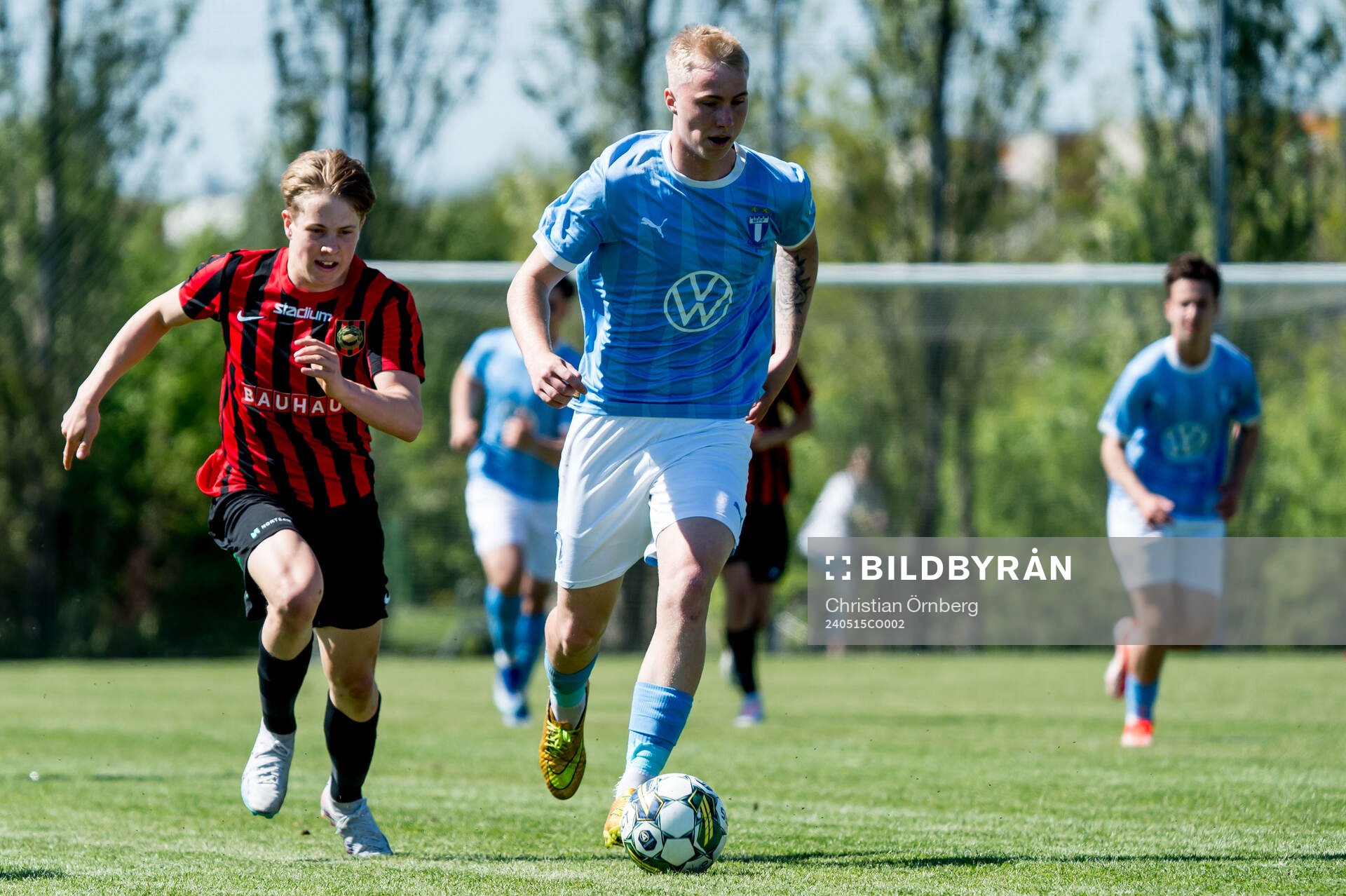 Brommapojkarnas Jonatan Oreland och Malmö FFs Daniel Tristan Gudjohnsen under final i Ligacupen mellan Malmö FF och Brommapojkarna den 15 maj 2024 i Hjärup.