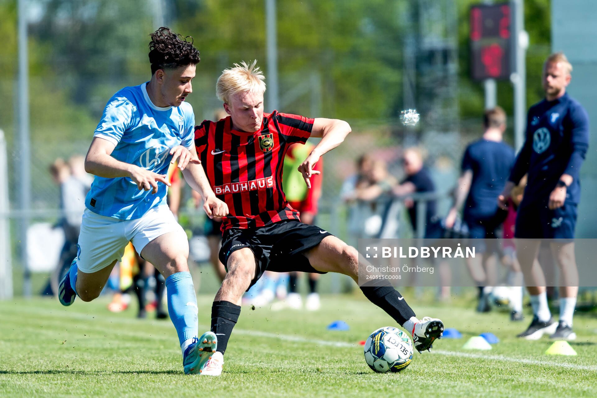 Malmö FFs Simeon Jovanovski och Brommapojkarnas Alfons Lohake under final i Ligacupen mellan Malmö FF och Brommapojkarna den 15 maj 2024 i Hjärup.