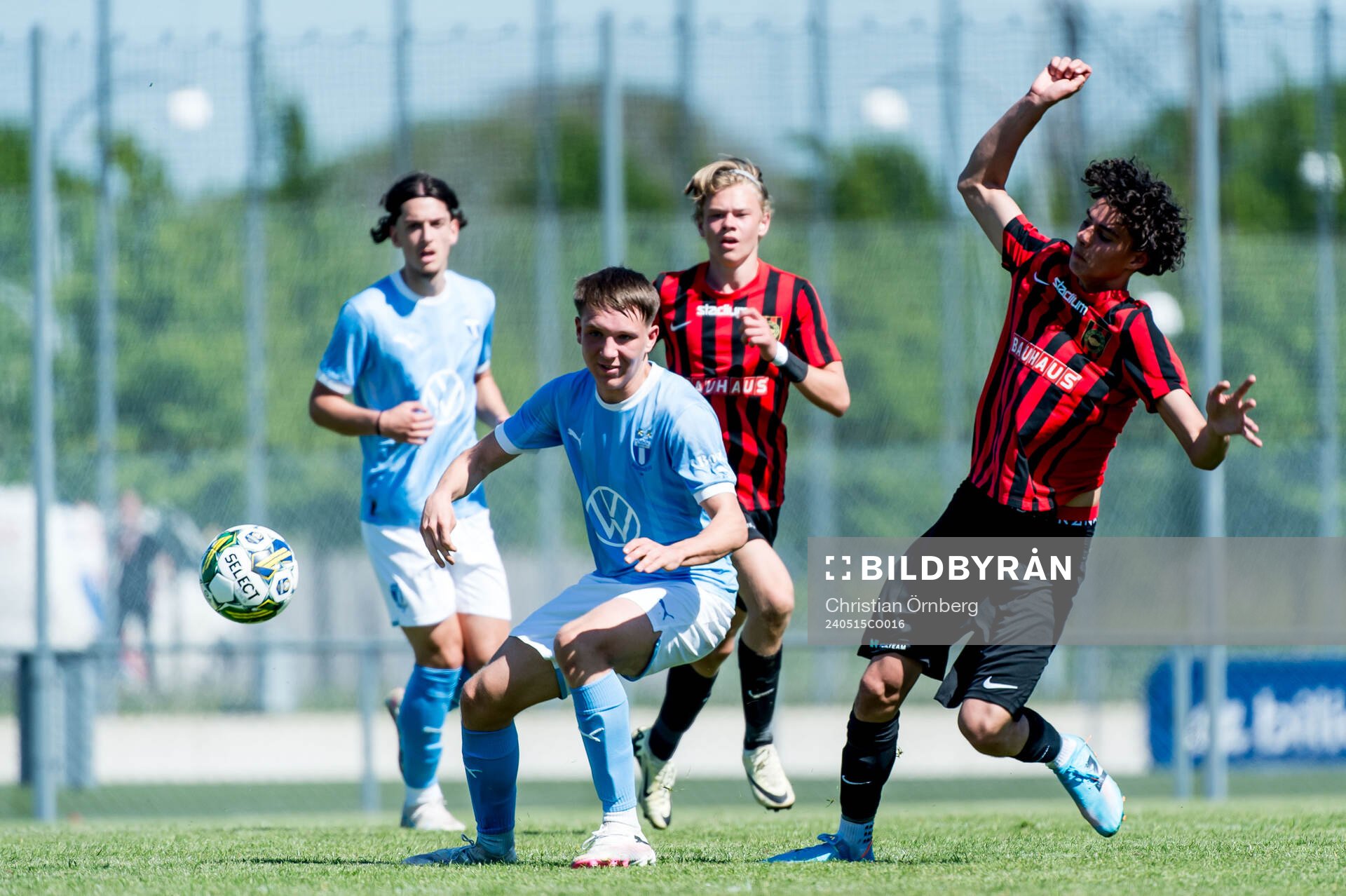 Malmö FFs Amadeus Sundgren och Brommapojkarnas Eric Pathansali under final i Ligacupen mellan Malmö FF och Brommapojkarna den 15 maj 2024 i Hjärup.