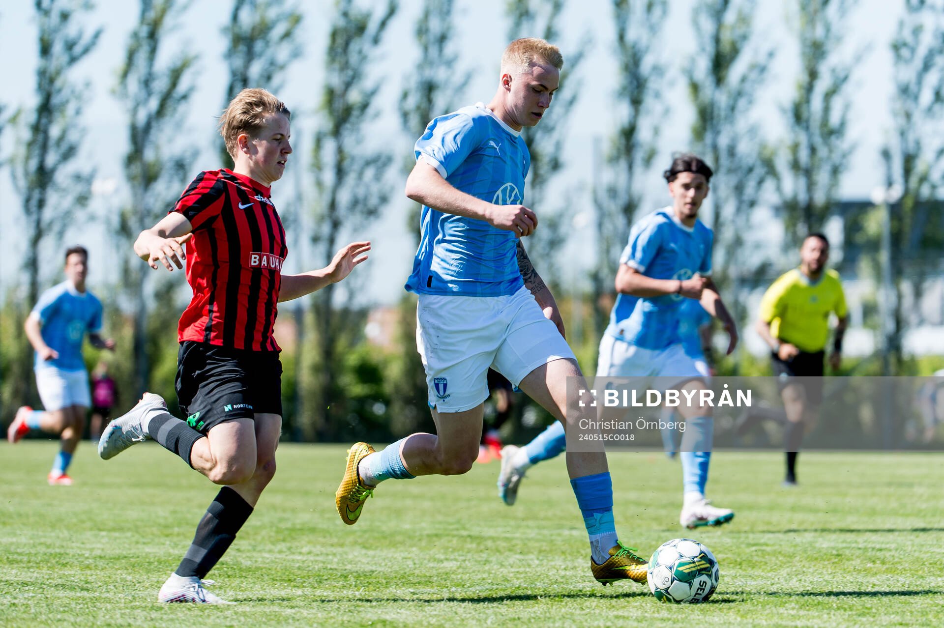 Brommapojkarnas Jonatan Oreland och Malmö FFs Daniel Tristan Gudjohnsen under final i Ligacupen mellan Malmö FF och Brommapojkarna den 15 maj 2024 i Hjärup.