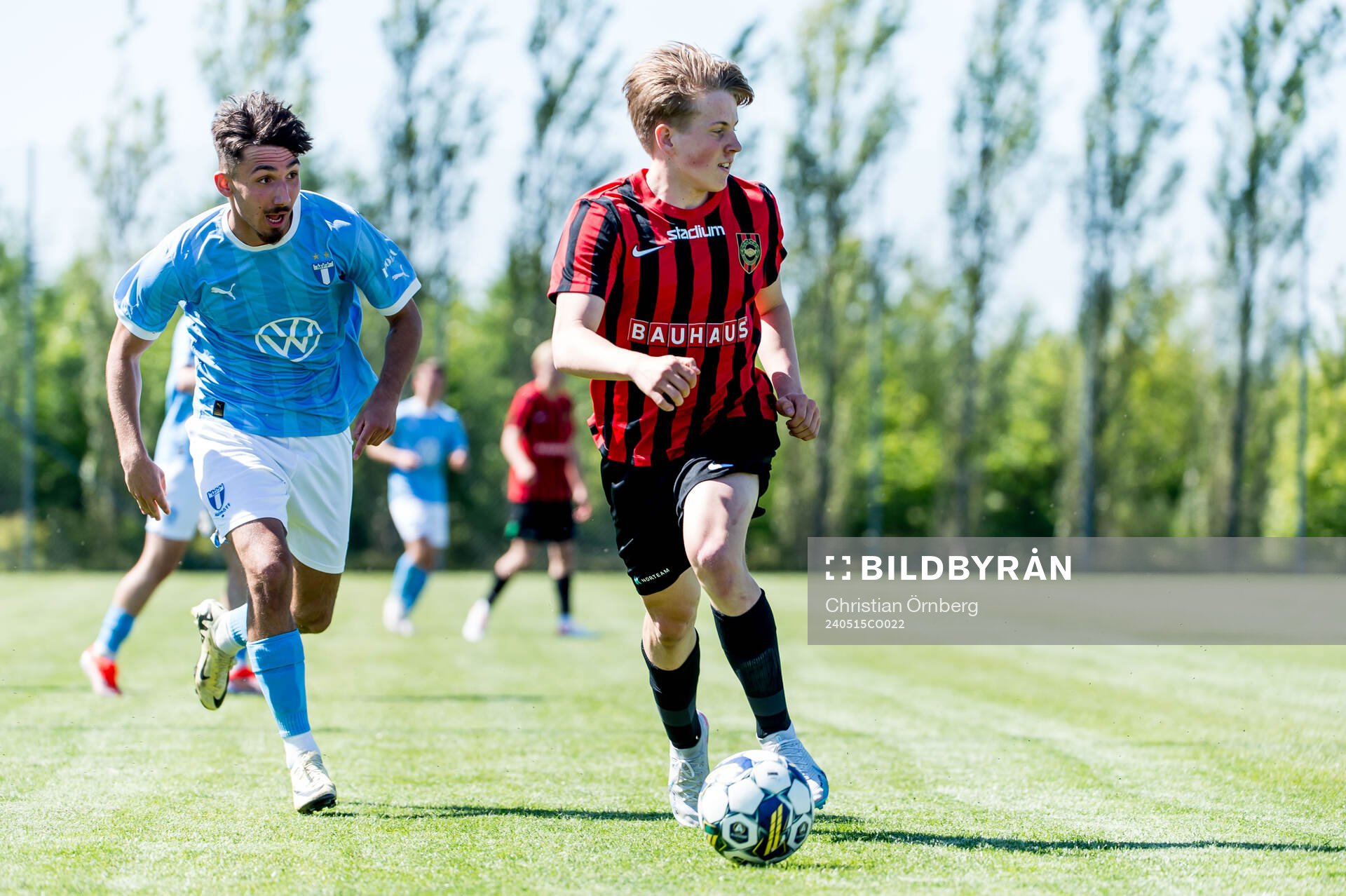 Malmö FFs Alexandru Ghita och Brommapojkarnas Jonatan Oreland under final i Ligacupen mellan Malmö FF och Brommapojkarna den 15 maj 2024 i Hjärup.