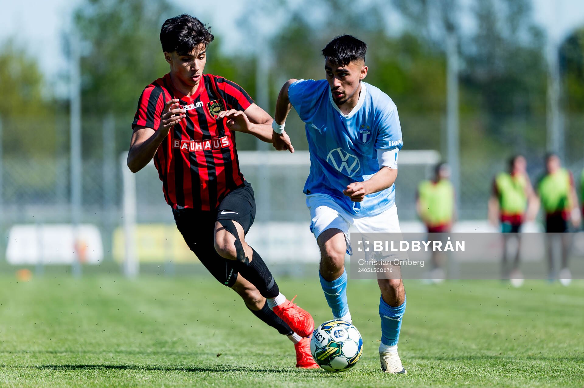 Brommapojkarnas Eric Pathansali och Malmö FFs Alexander Hughes under final i Ligacupen mellan Malmö FF och Brommapojkarna den 15 maj 2024 i Hjärup.