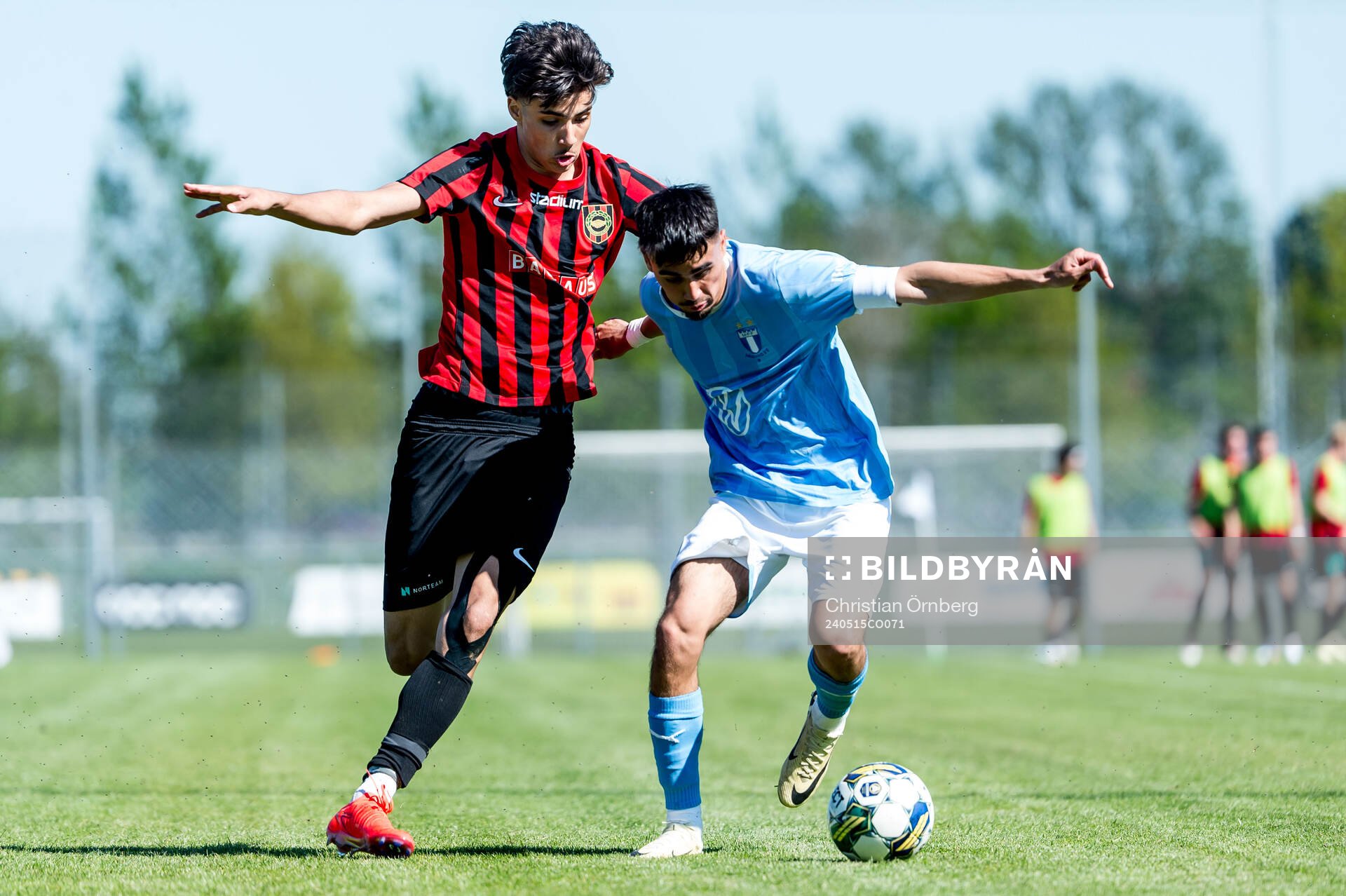 Brommapojkarnas Eric Pathansali och Malmö FFs Alexander Hughes under final i Ligacupen mellan Malmö FF och Brommapojkarna den 15 maj 2024 i Hjärup.