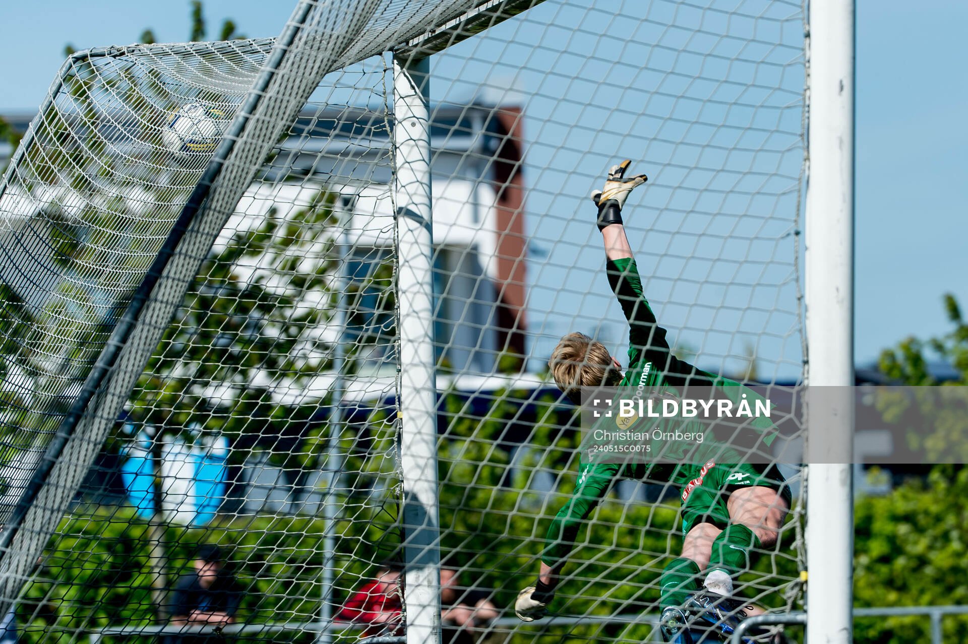 Brommapojkarnas Carl Eric Philip Isaksson släpper in 2-2