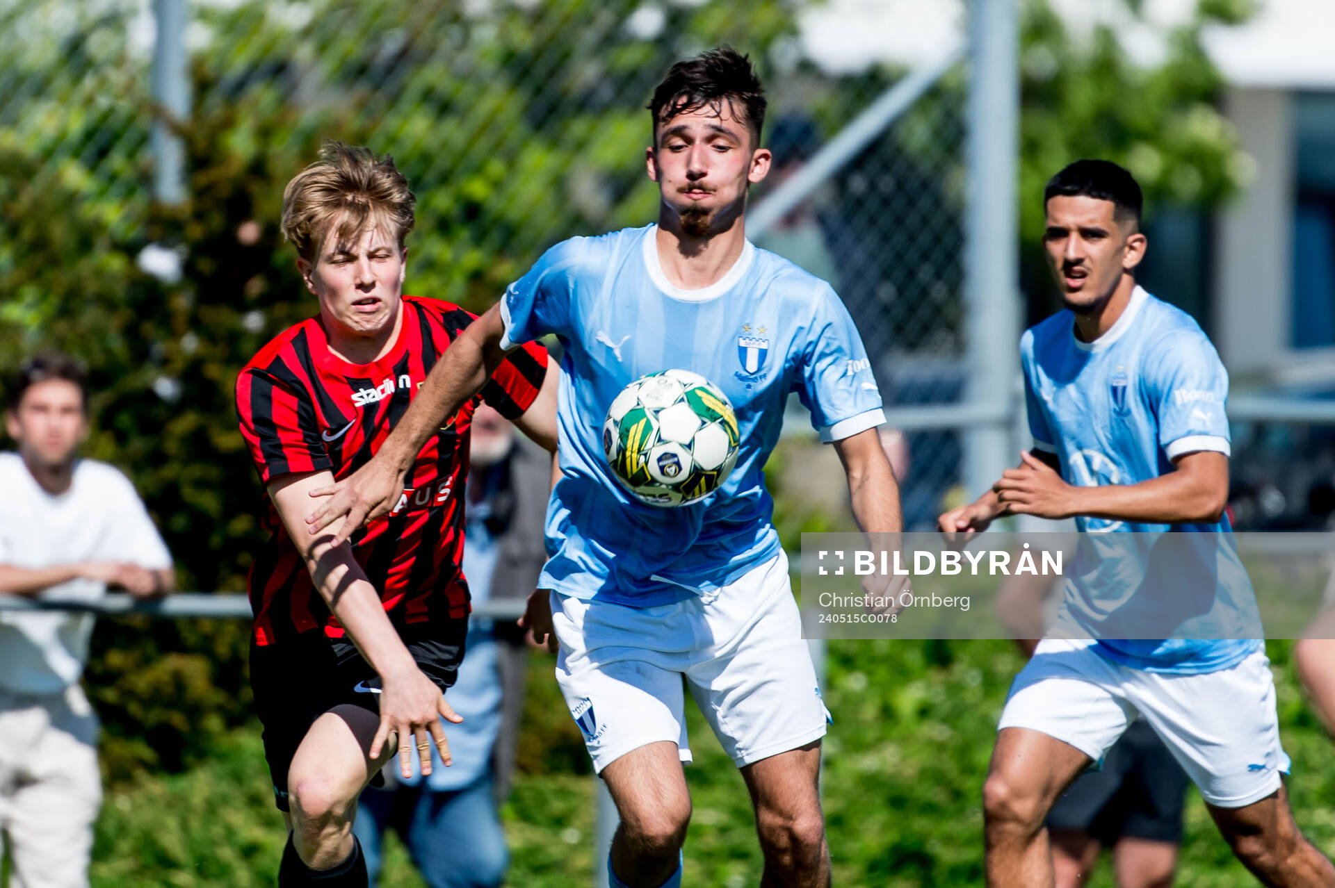 Brommapojkarnas Jonatan Oreland och Malmö FFs Alexandru Ghita under final i Ligacupen mellan Malmö FF och Brommapojkarna den 15 maj 2024 i Hjärup.