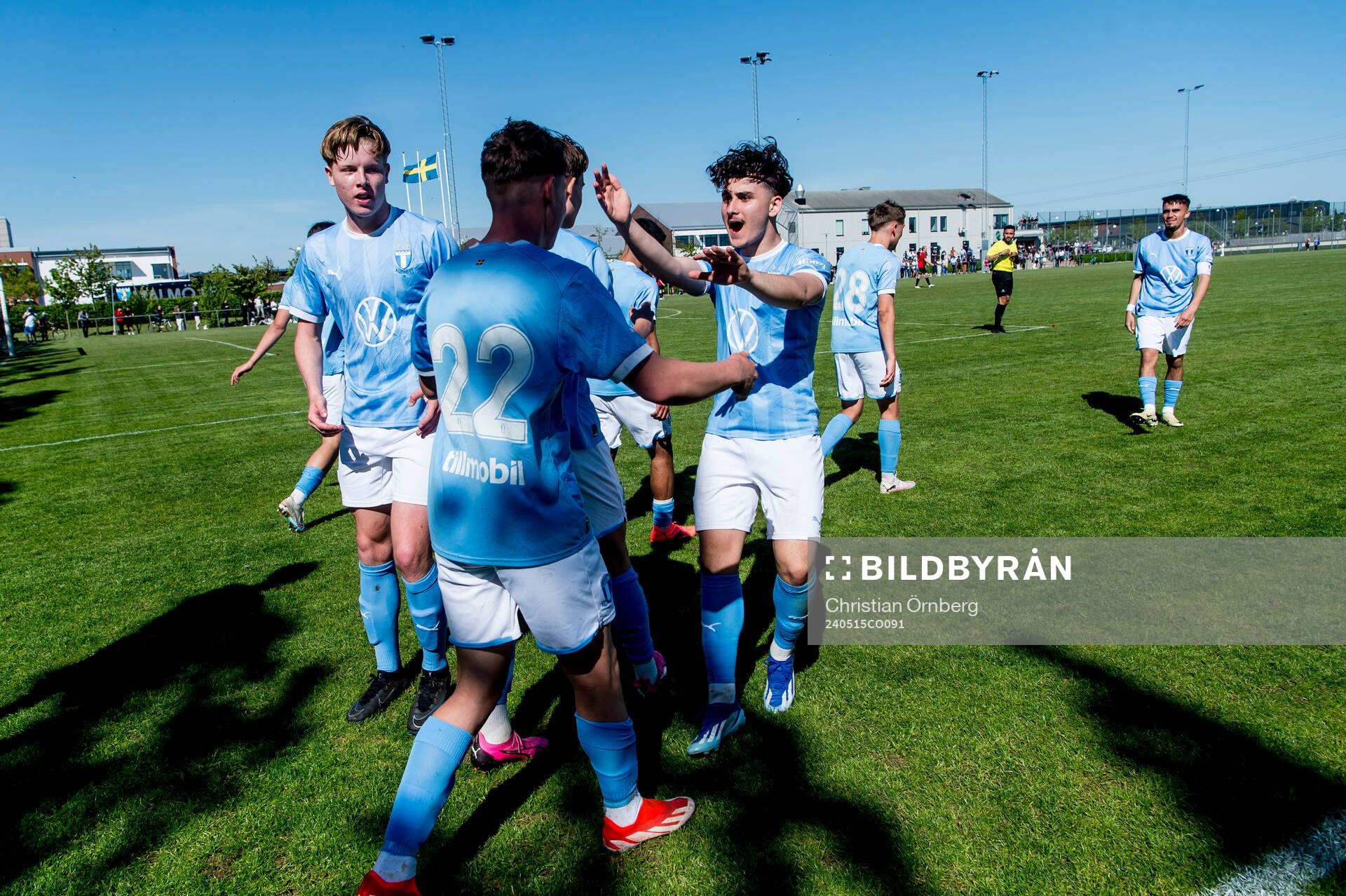 Malmö FFs Viggo Jeppsson jublar med lagkamraterna efter 3-2 under finalen i Ligacupen P19 mellan Malmö FF och Brommapojkarna den 15 maj 2024 i Hjärup.