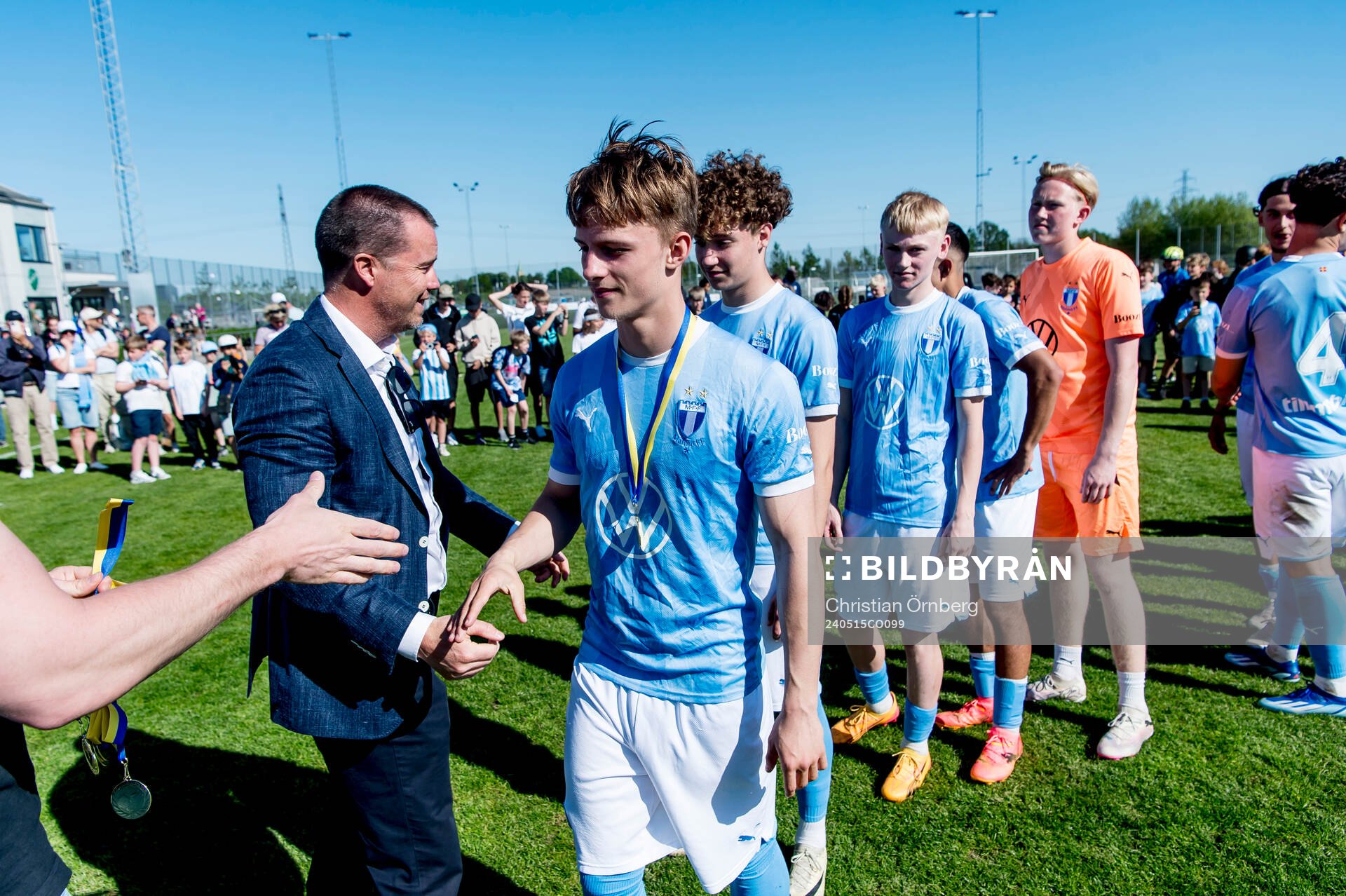 Malmö FFs spelare tar emot medaljer av Malmö FF sportchef