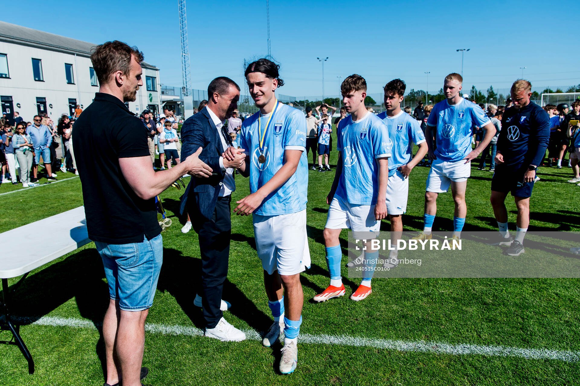 Malmö FFs spelare tar emot medaljer av Malmö FF sportchef