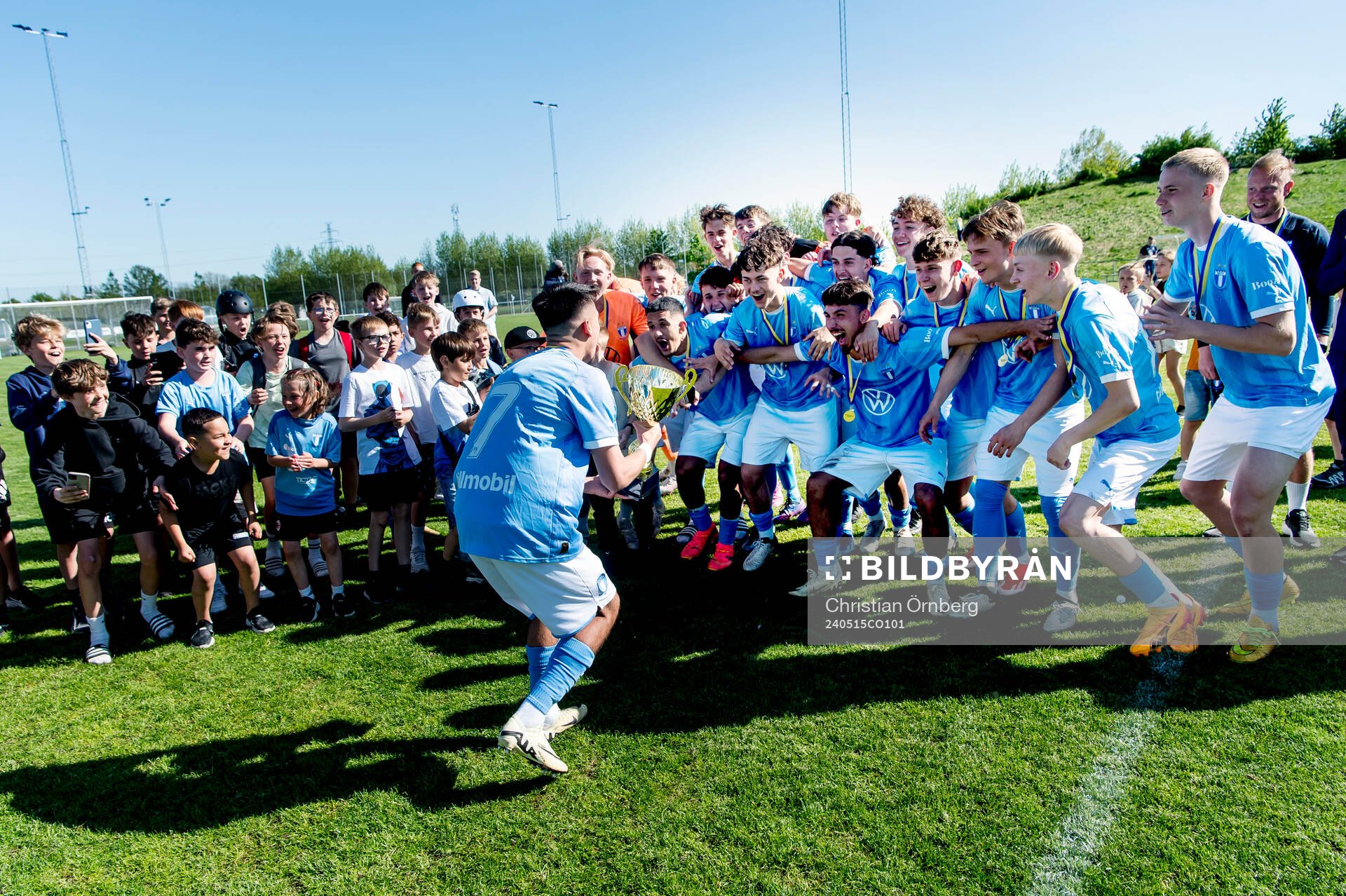 Malmö FFs spelare jublar efter finalen i Ligacupen mellan Malmö FF och Brommapojkarna den 15 maj 2024 i Hjärup. 