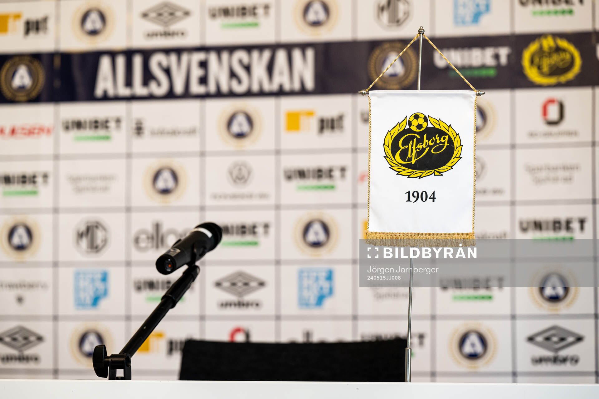 Standar med Elfsborgslogga och mikrofon i pressrummet