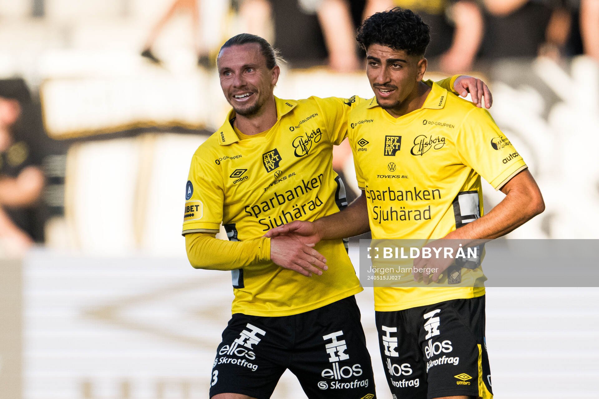 Elfsborgs Niklas Hult och Ahmed Qasem jublar efter 3-0 under fotbollsmatchen i Allsvenskan mellan Elfsborg och AIK den 15 maj 2024 i Borås.