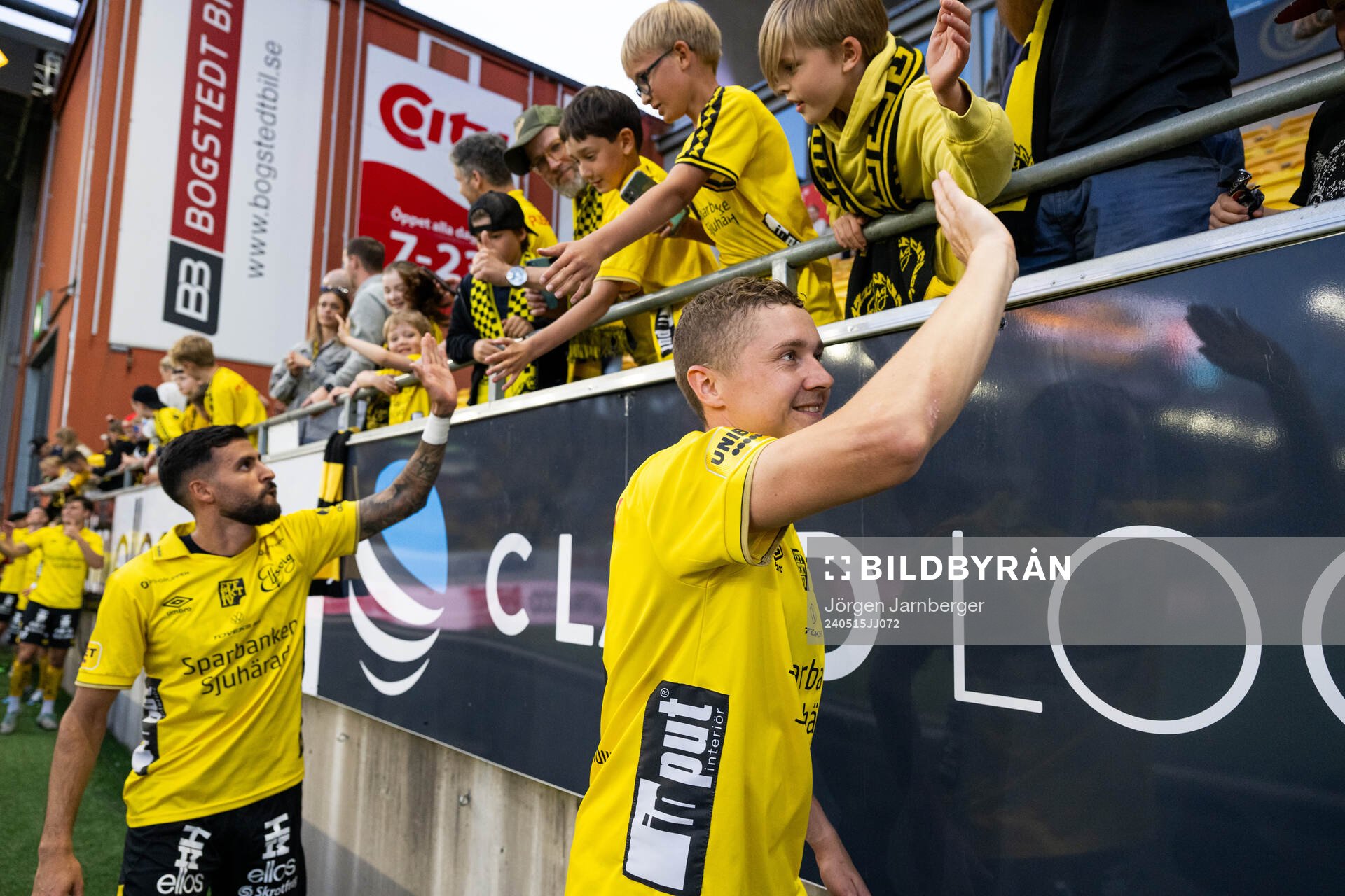 Elfsborgs Rami Kaib och Sebastian Holmen tackar publiken