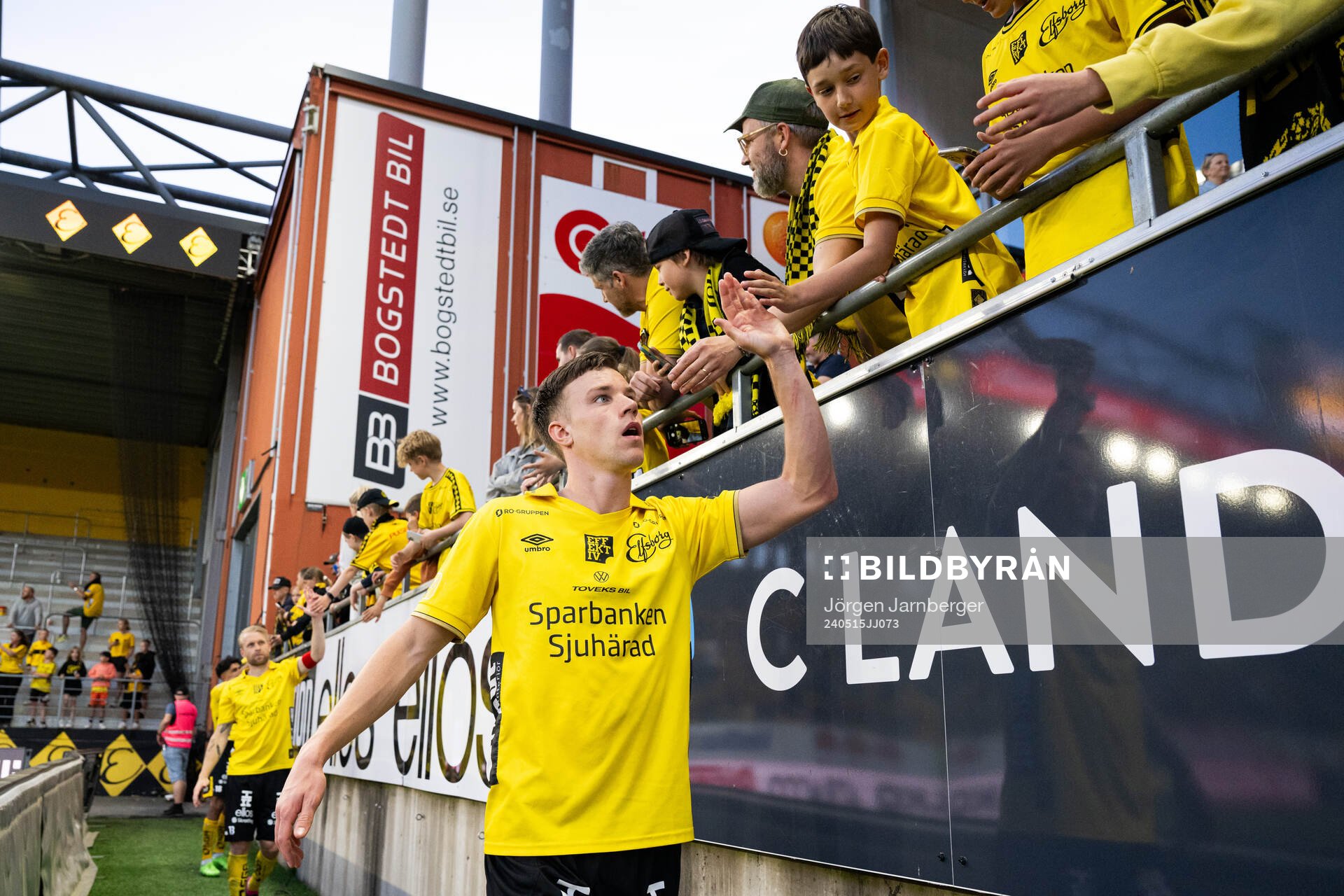 Elfsborgs Andri Fannar Baldursson tackar publiken efter fotbollsmatchen i Allsvenskan mellan Elfsborg och AIK den 15 maj 2024 i Borås. 