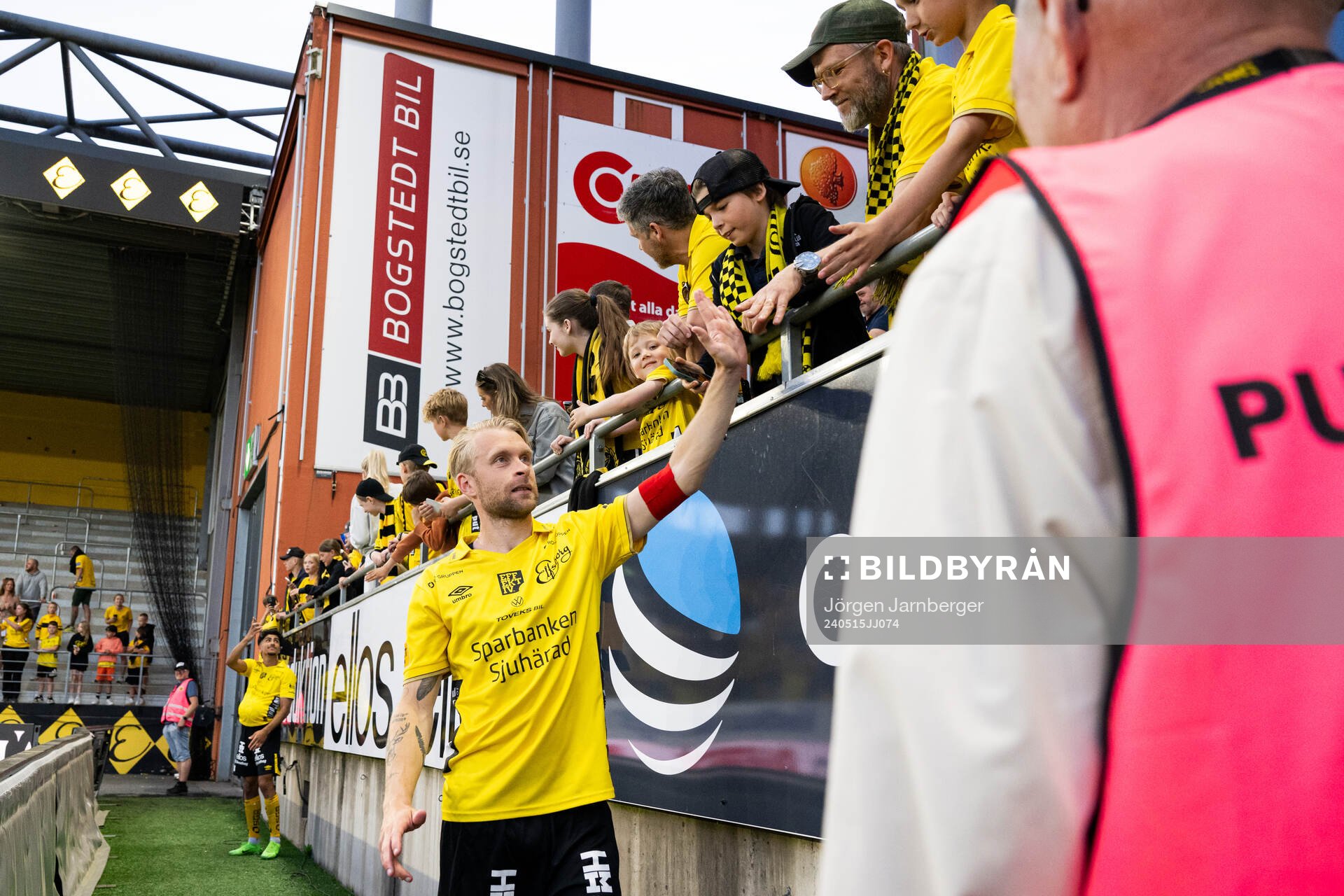 Elfsborgs Johan Larsson tackar publiken efter fotbollsmatchen i Allsvenskan mellan Elfsborg och AIK den 15 maj 2024 i Borås. 
