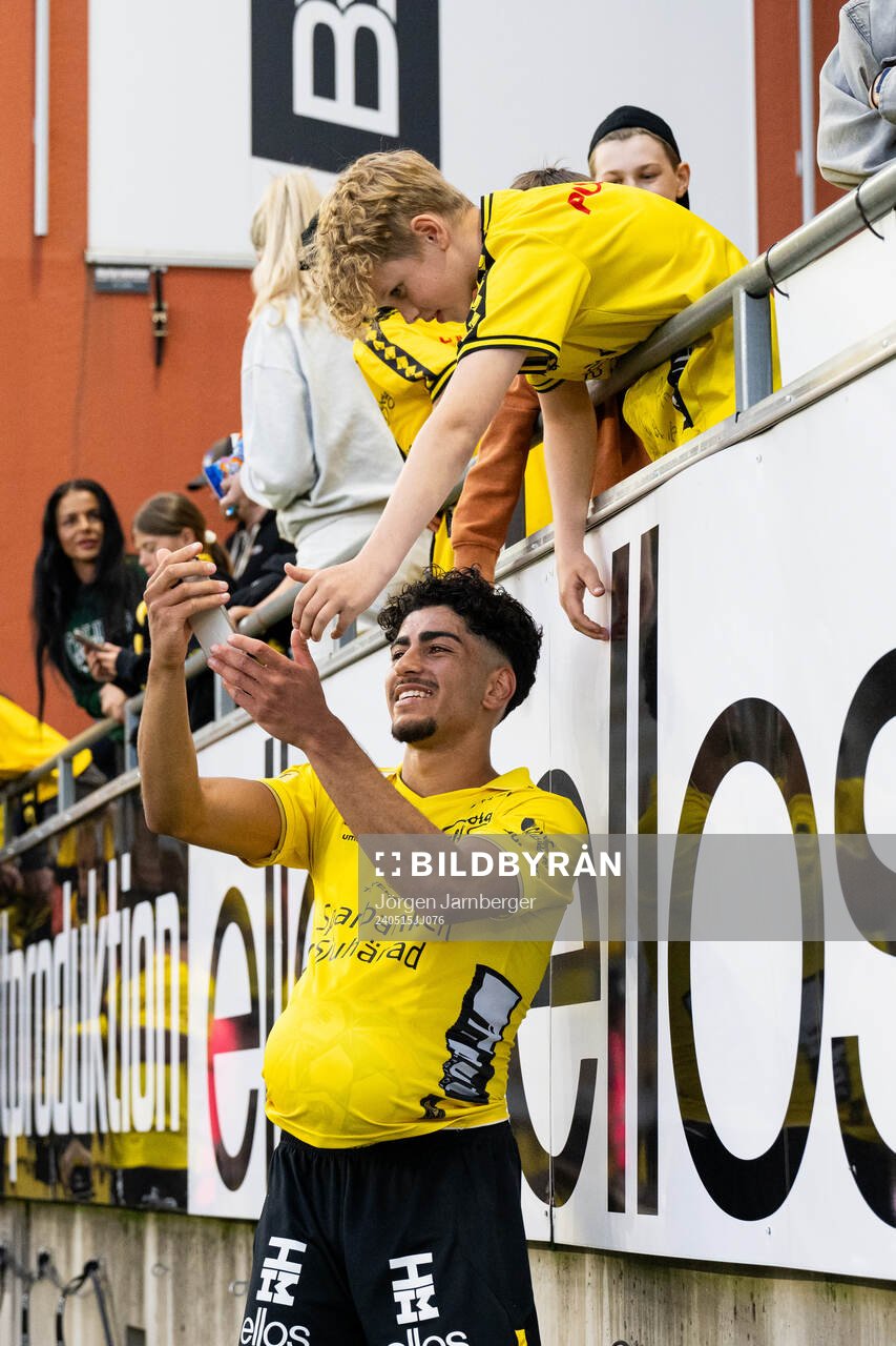 Elfsborgs Ahmed Qasem tackar publiken efter fotbollsmatchen i Allsvenskan mellan Elfsborg och AIK den 15 maj 2024 i Borås. 