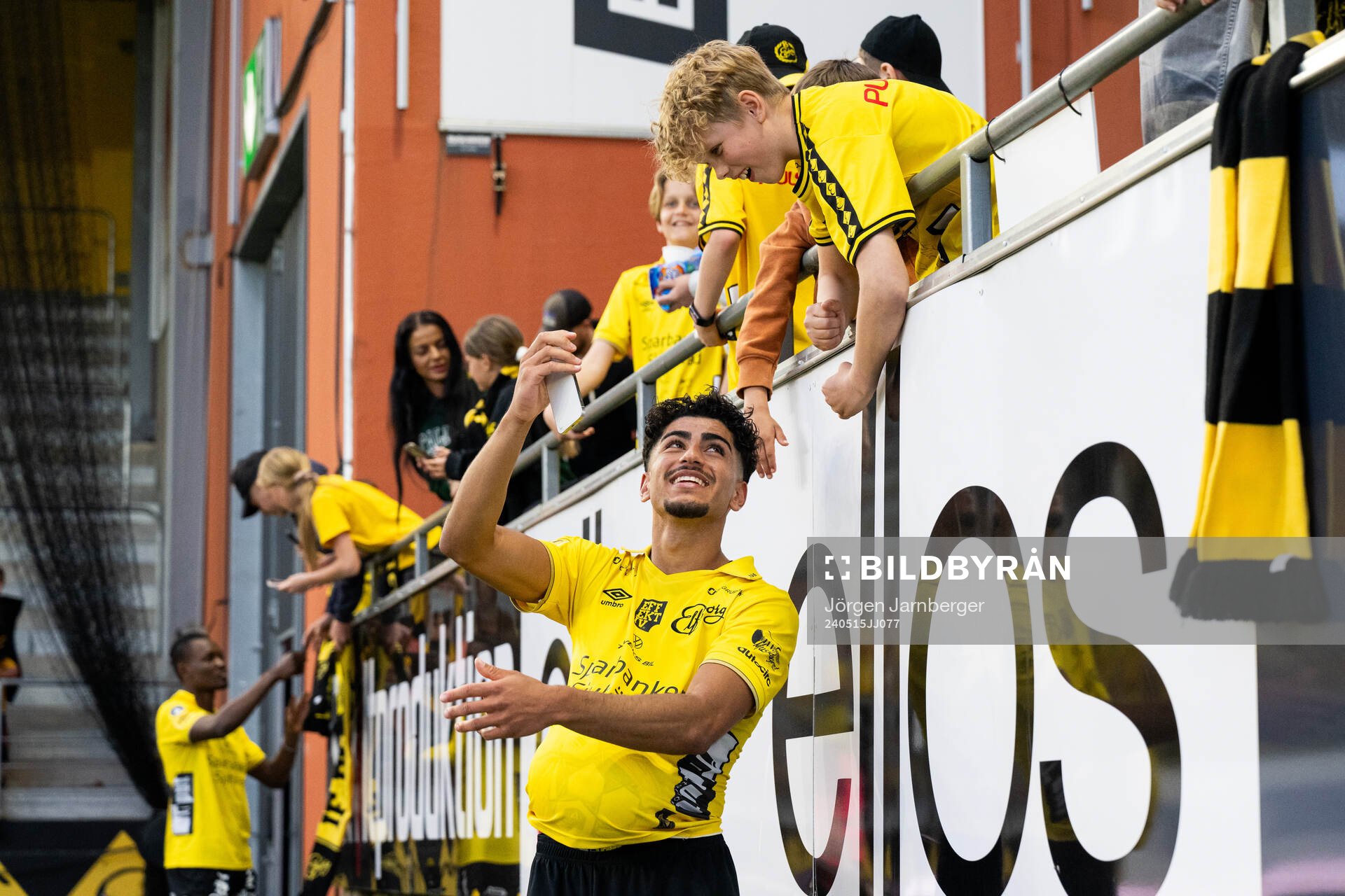 Elfsborgs Ahmed Qasem tackar publiken efter fotbollsmatchen i Allsvenskan mellan Elfsborg och AIK den 15 maj 2024 i Borås. 