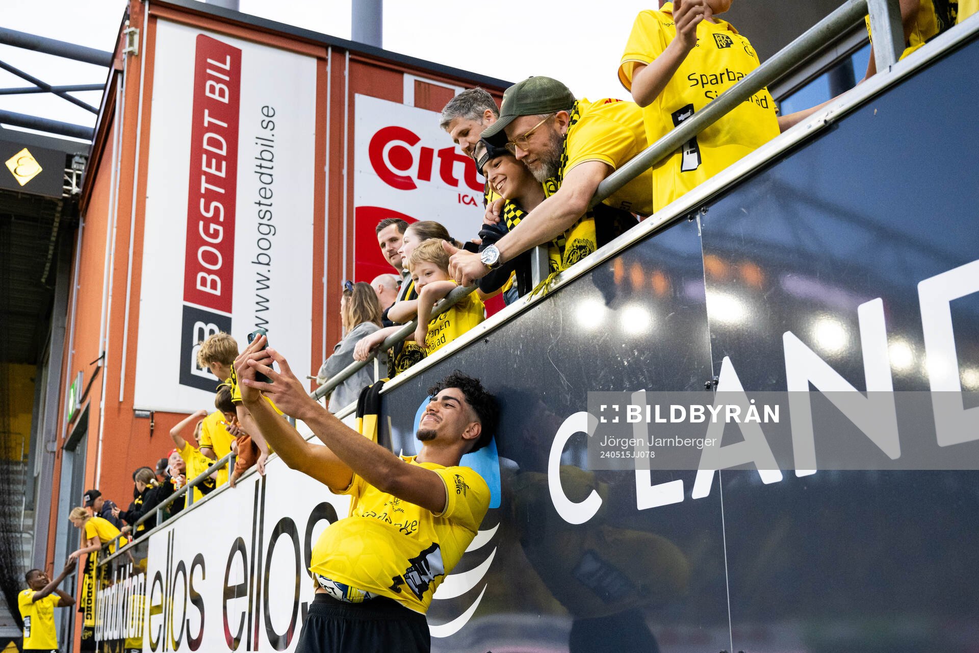 Elfsborgs Ahmed Qasem tackar publiken efter fotbollsmatchen i Allsvenskan mellan Elfsborg och AIK den 15 maj 2024 i Borås. 
