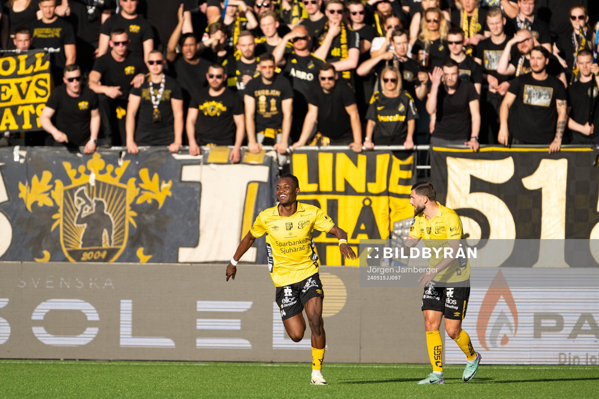 Elfsborgs Jalal Abdullai jublar med Arber Zeneli efter 2-0 under fotbollsmatchen i Allsvenskan mellan Elfsborg och AIK den 15 maj 2024 i Borås.