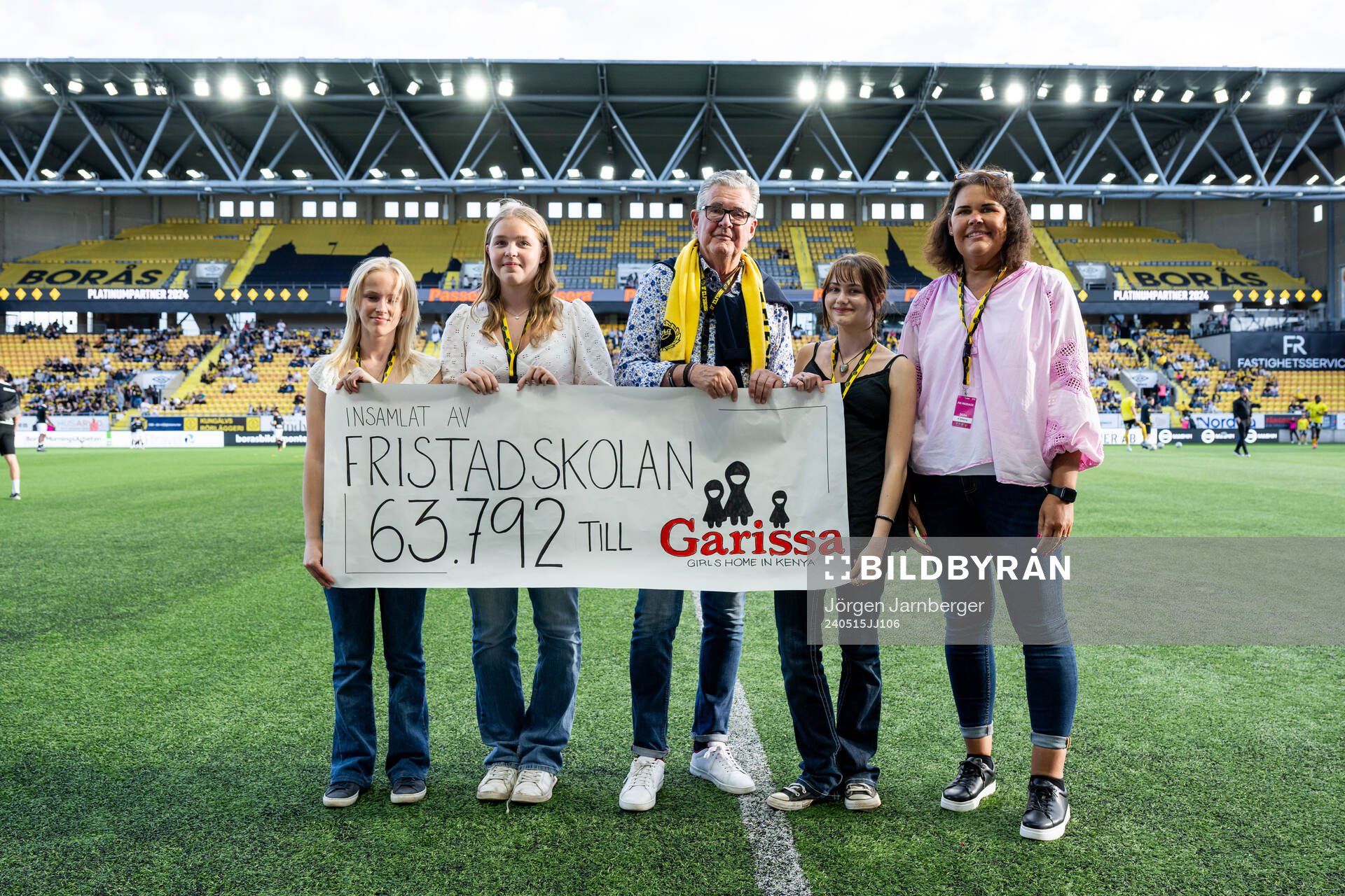Fristadskolan överlämnar en värdecheck till Garissa