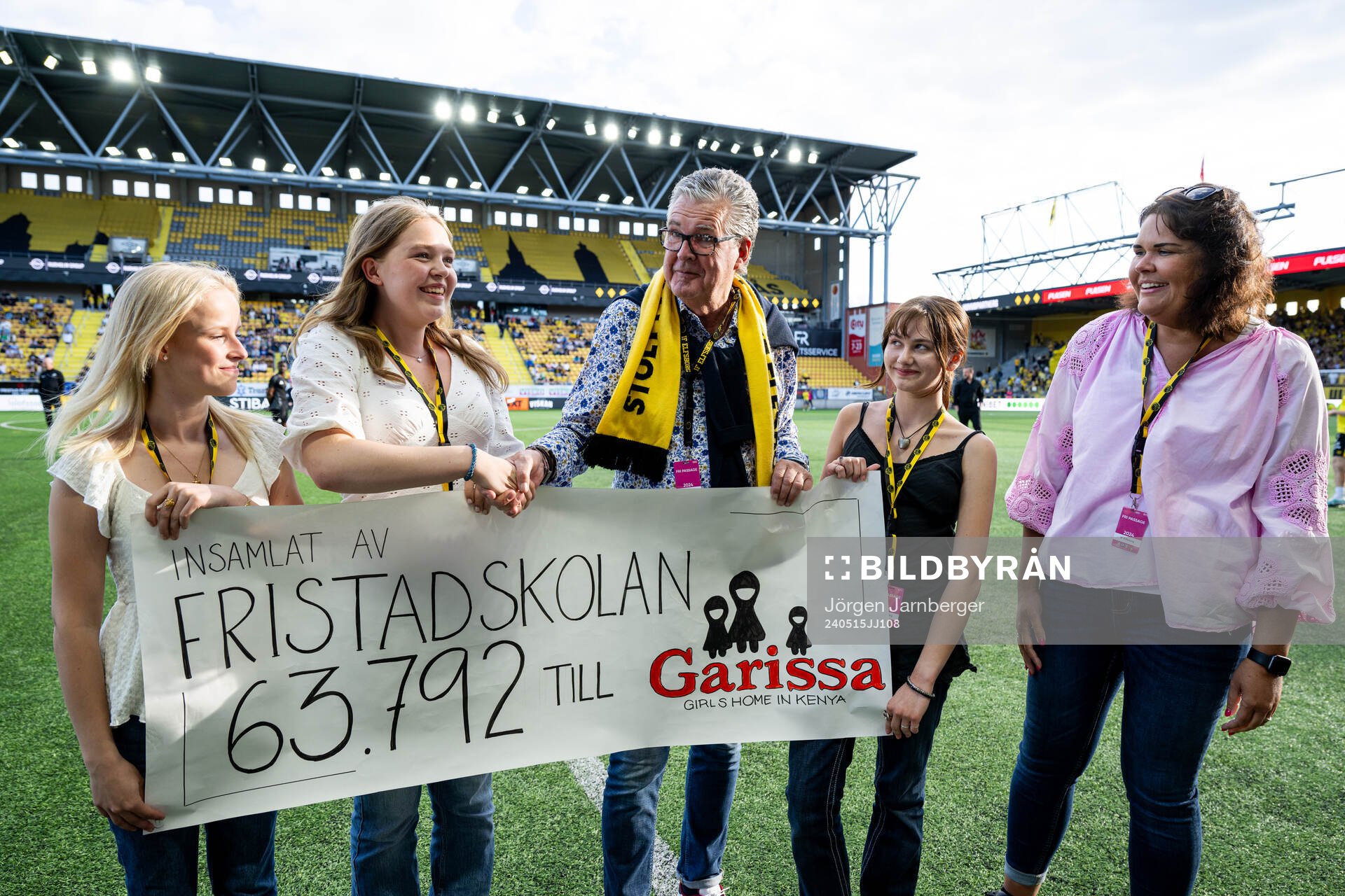 Fristadskolan överlämnar en värdecheck till Garissa