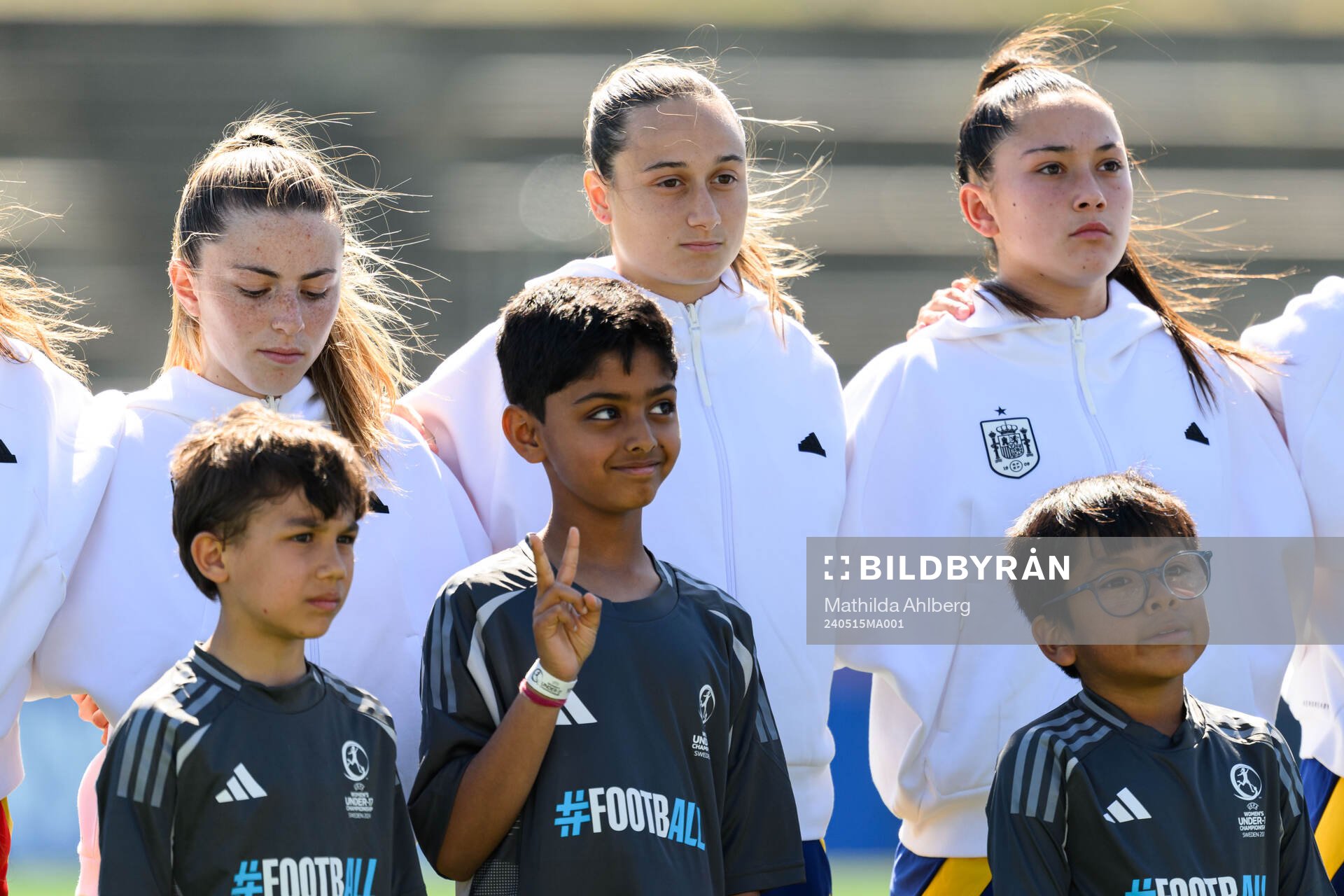 Players of Spain and mascots
