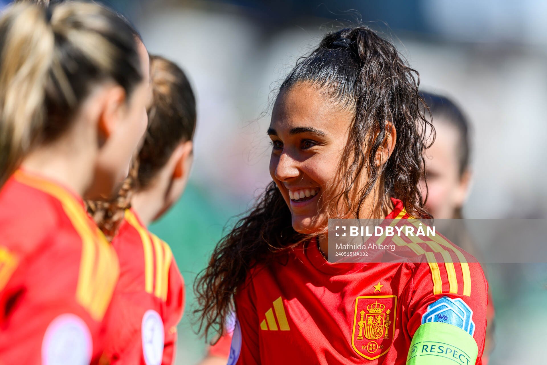Celia Segura of Spain celebrates with team mates