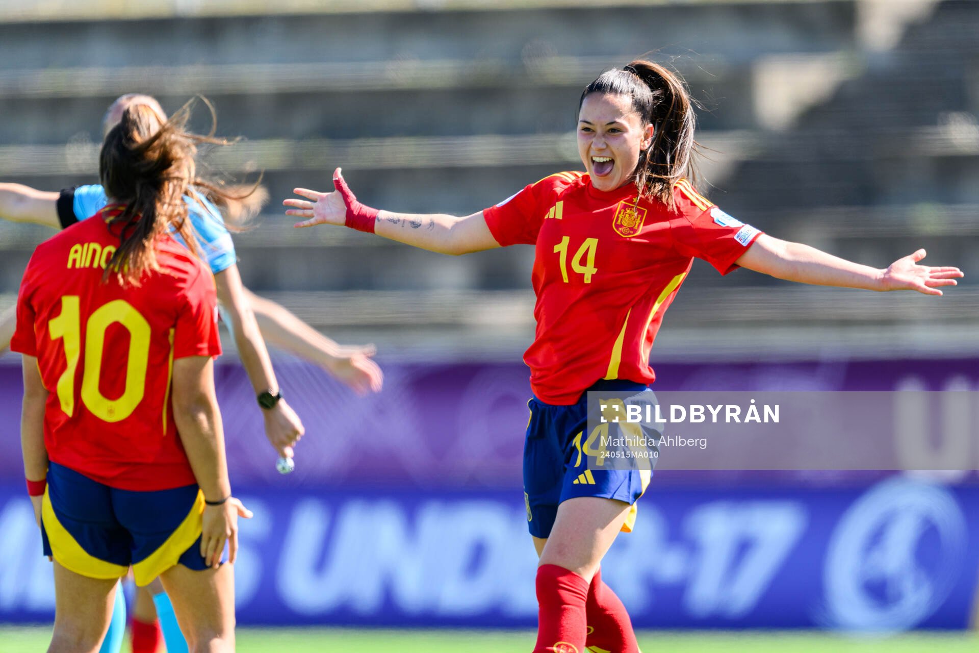 Lua Calo of Spain celebrates with Ainoa Gomez