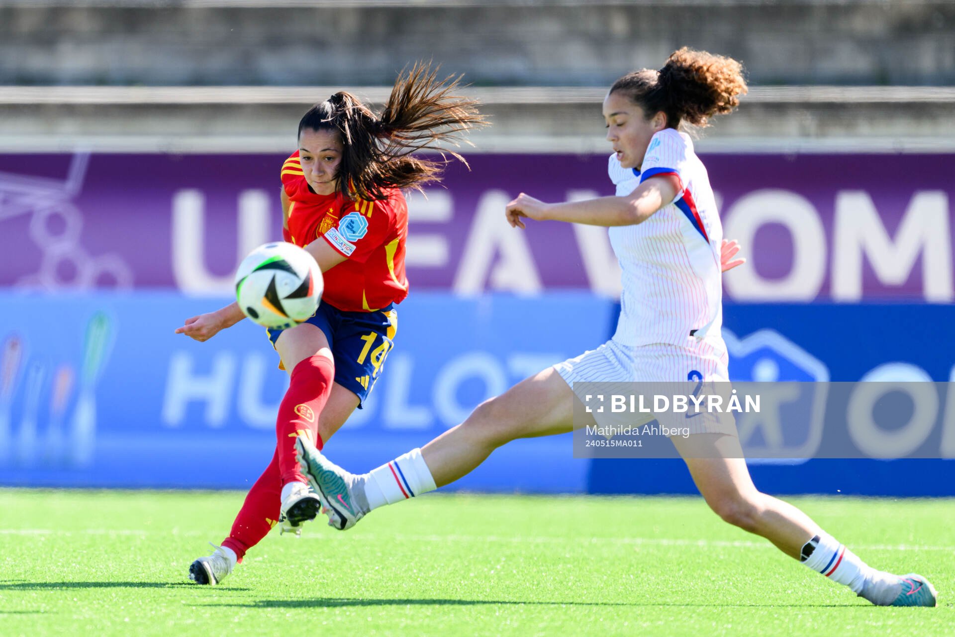 Lua Calo of Spain and Maelle Richelandet of France