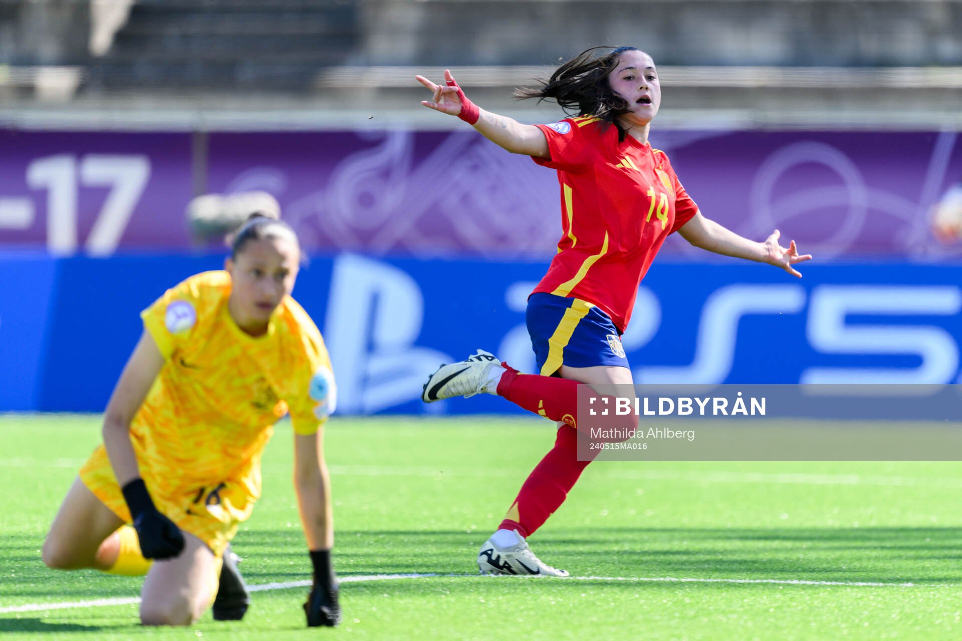 Lua Calo of Spain celebrates and goalkeeper Ceylin Yilmaz