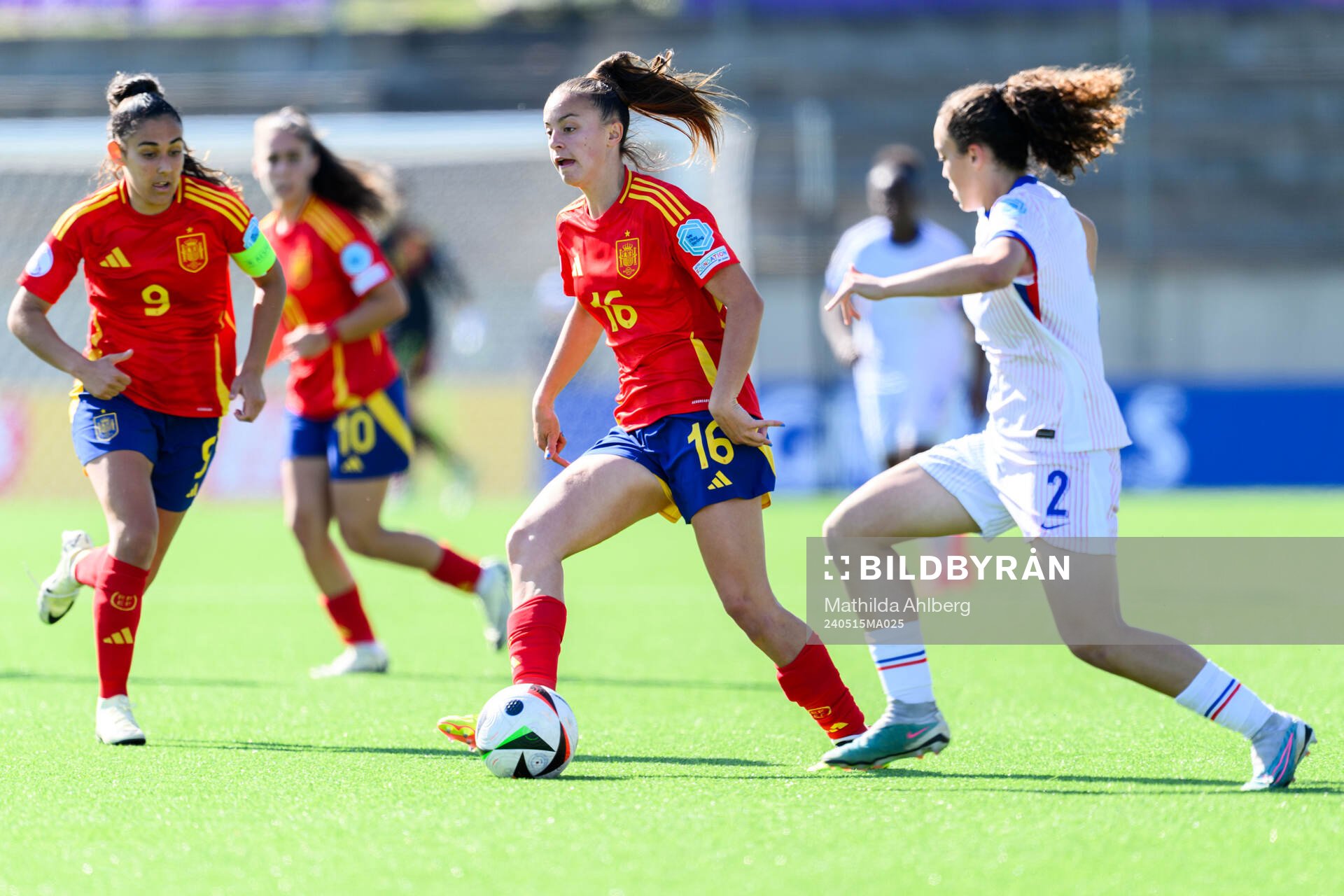 Clara Serrajordi of Spain and Médina Belaid of France