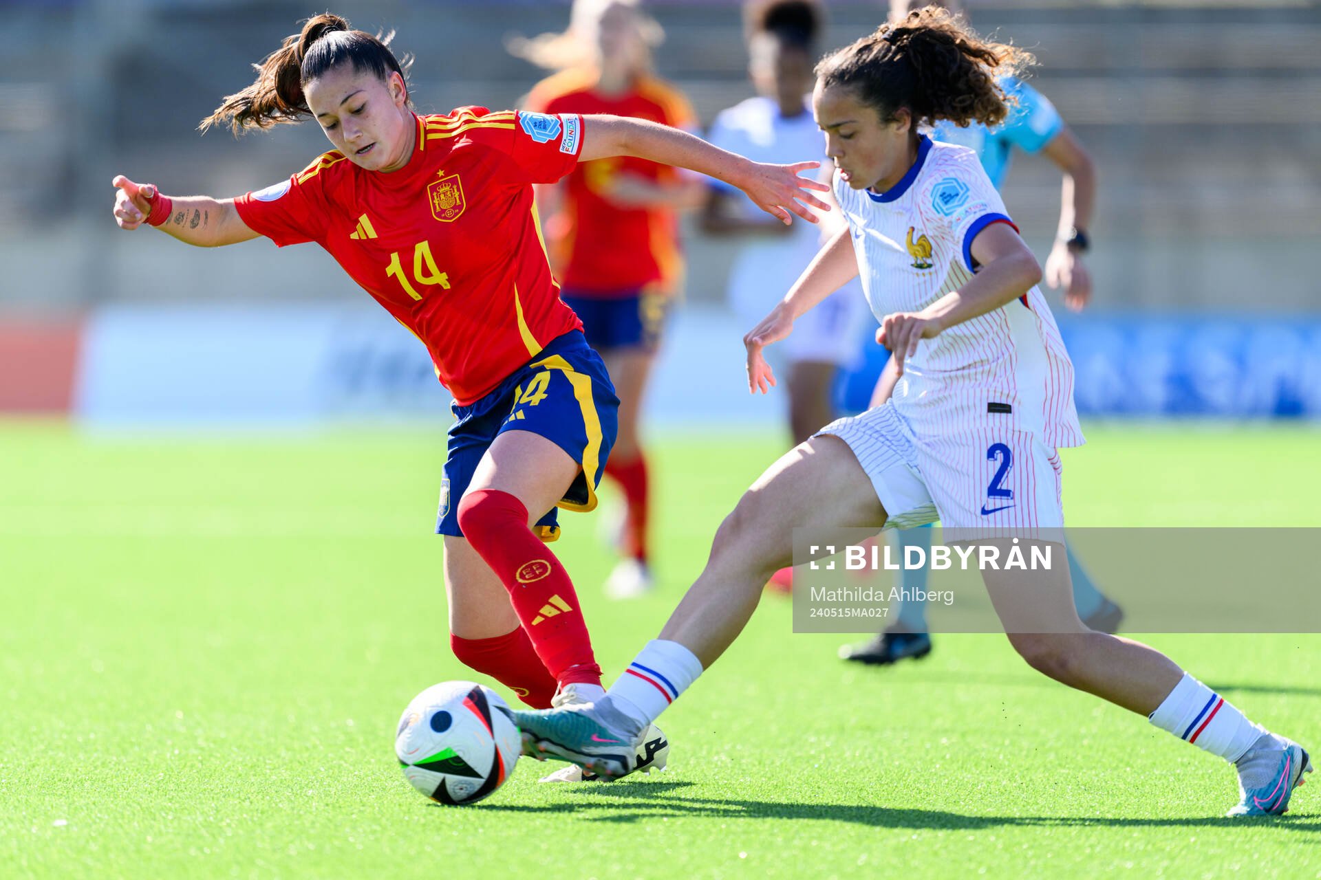 Lua Calo of Spain and Maelle Richelandet of France