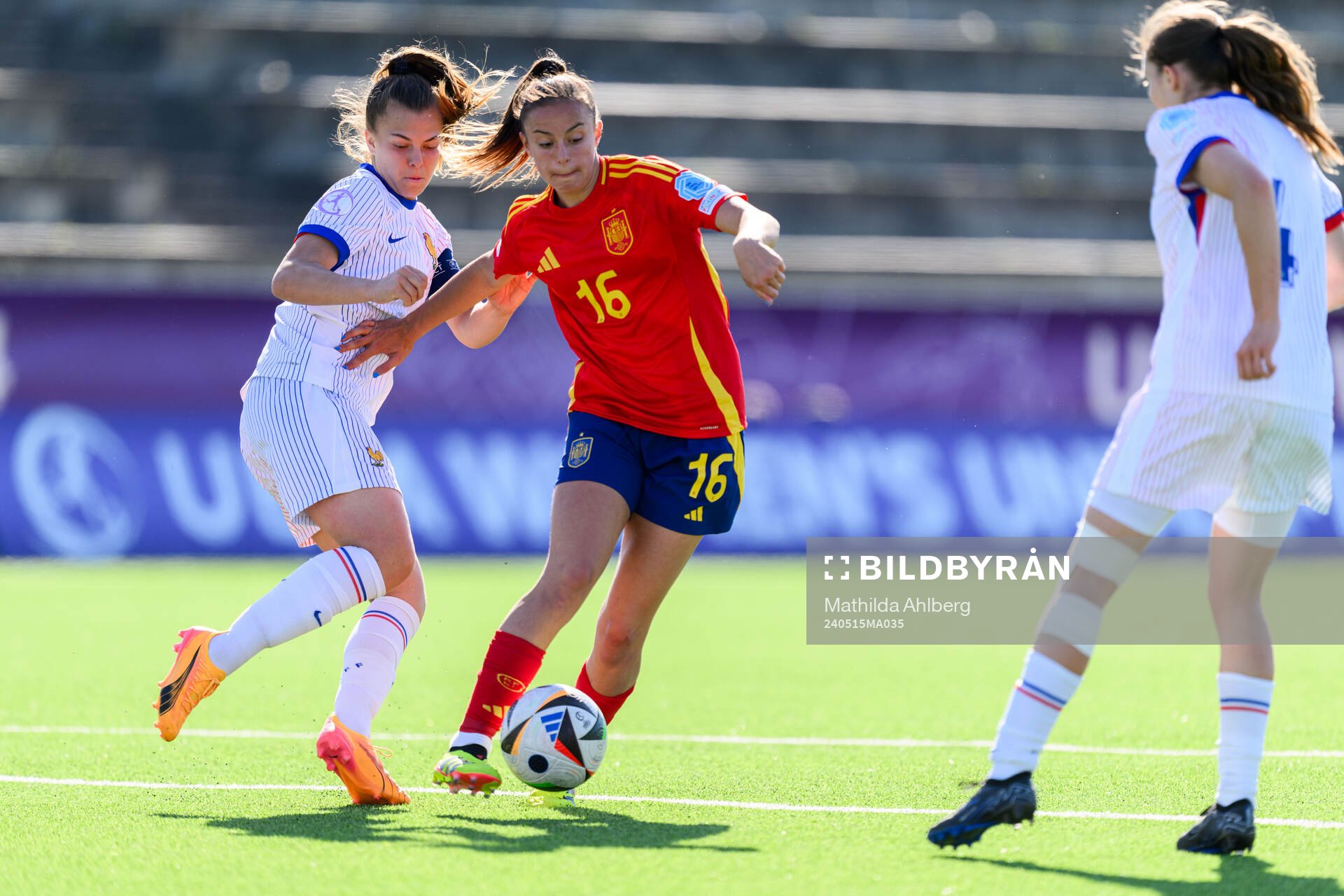 Lina Gay of France and Clara Serrajordi of Spain