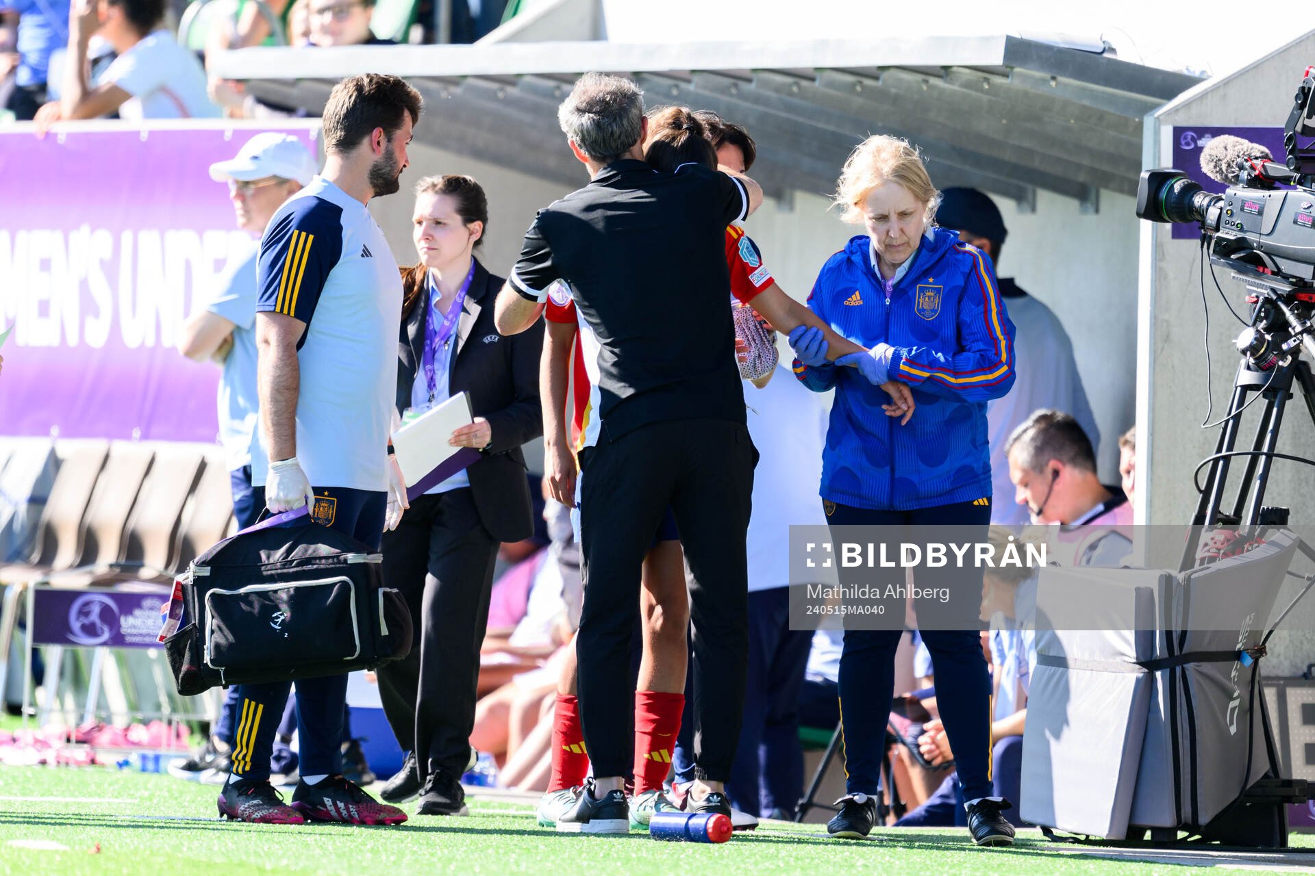 Head coach Cécile Locatell of France consoles Silvia