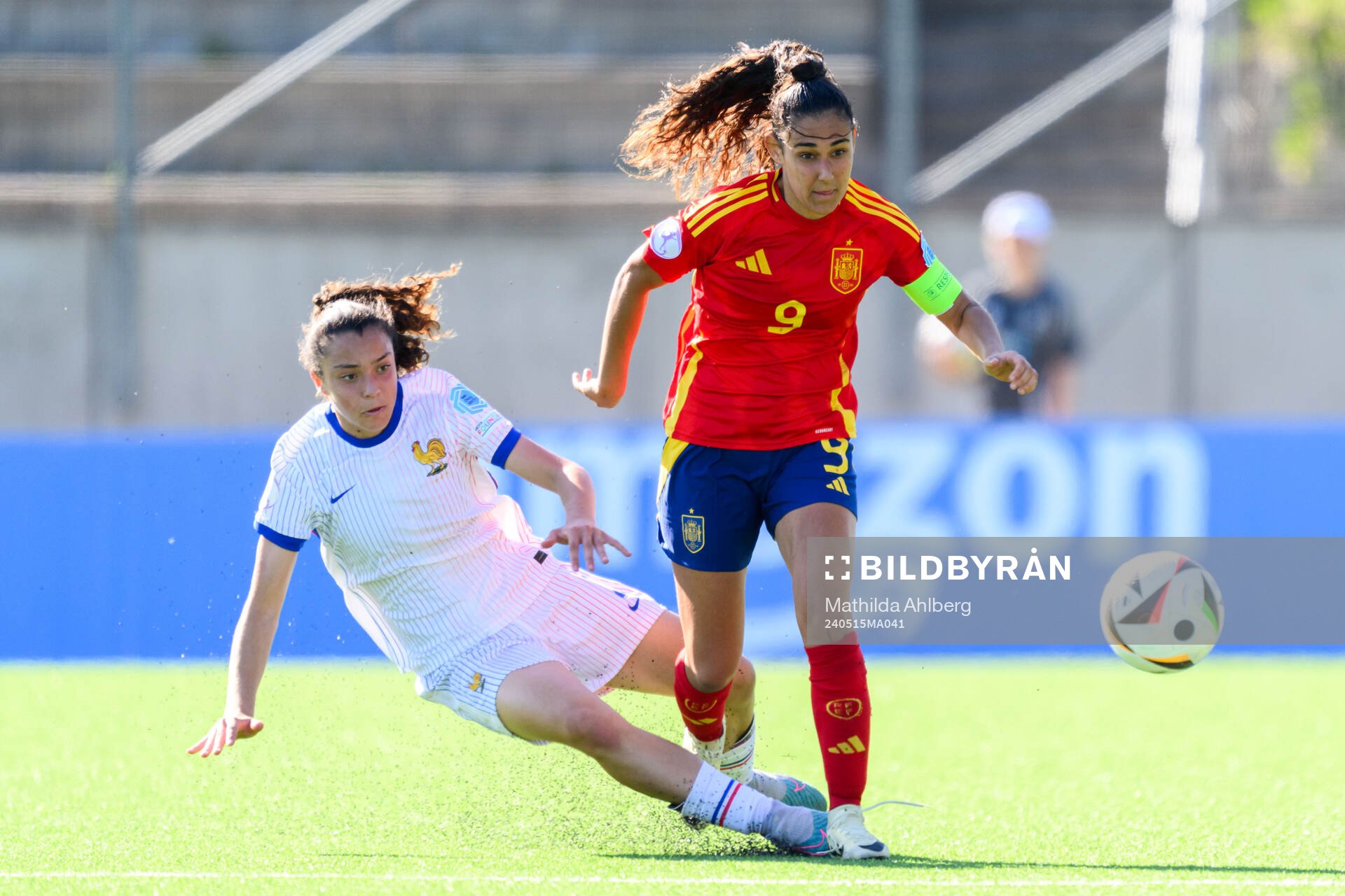 Maelle Richelandet of France and Celia Segura of Spain