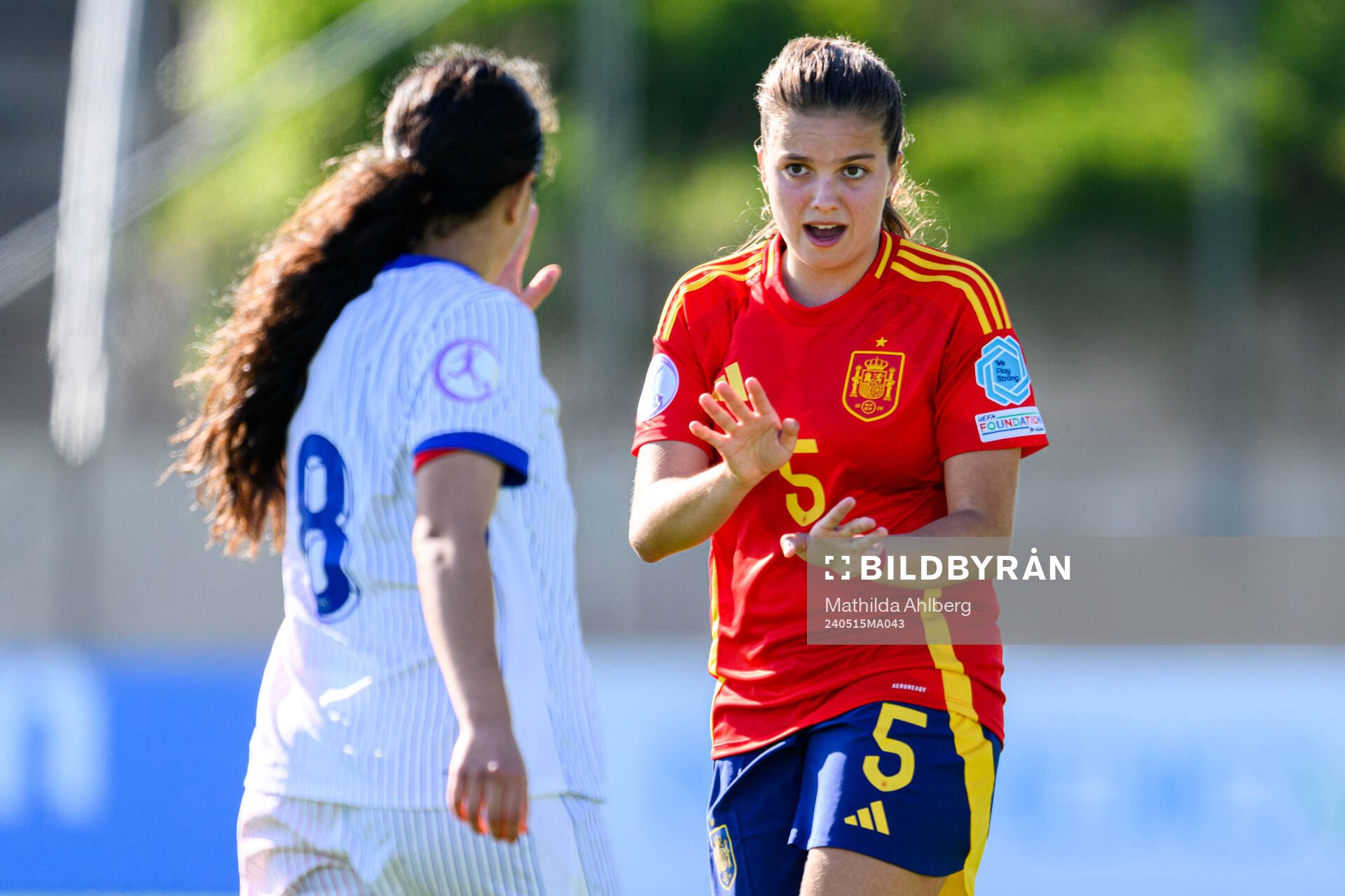Ambre Ouazar of France and Amaya of Spain during the UEFA European Women’s Under-17 Championship semifinal match between Spain and France on May 15, 2024 in Lund.