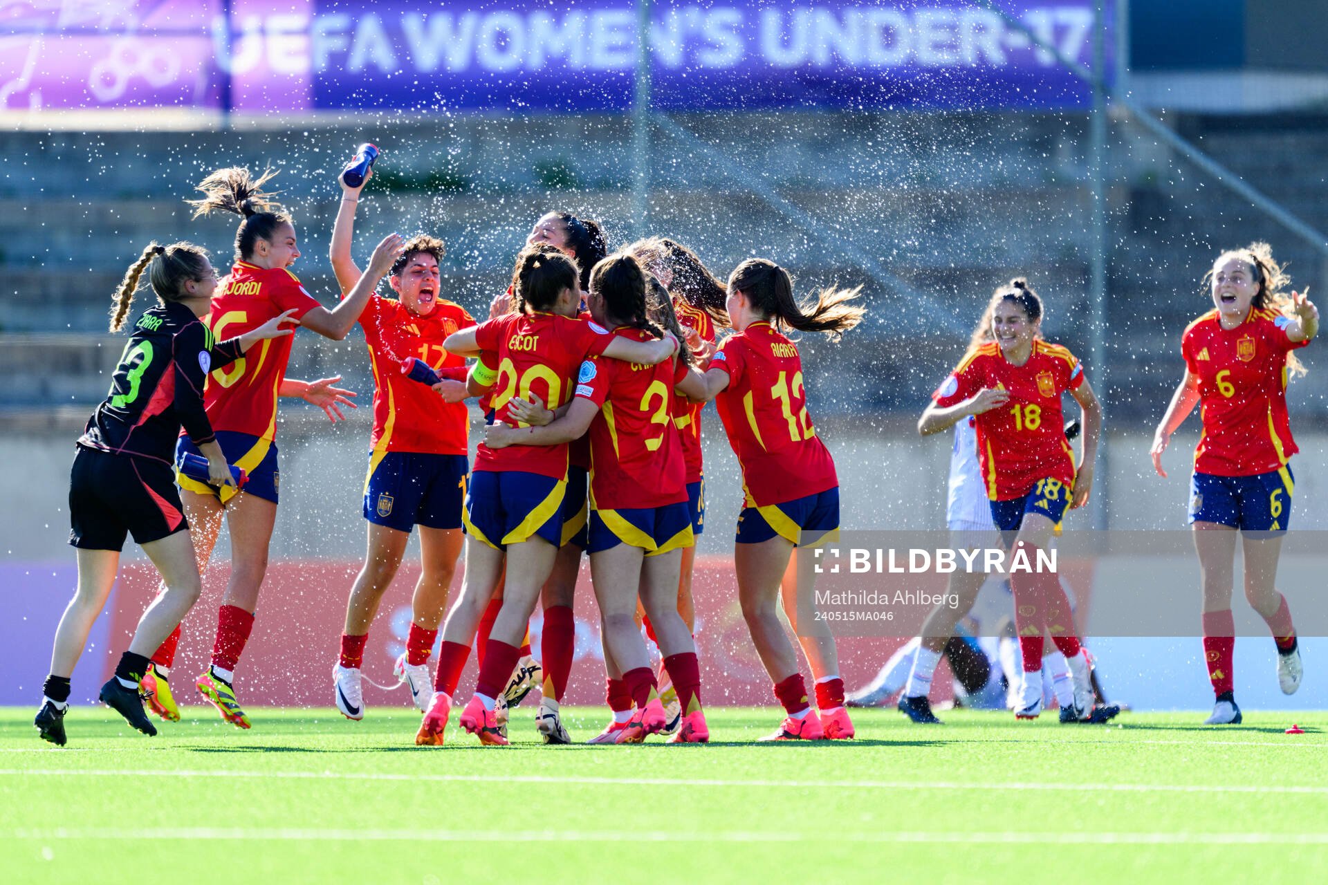 Players of Spain celebrate