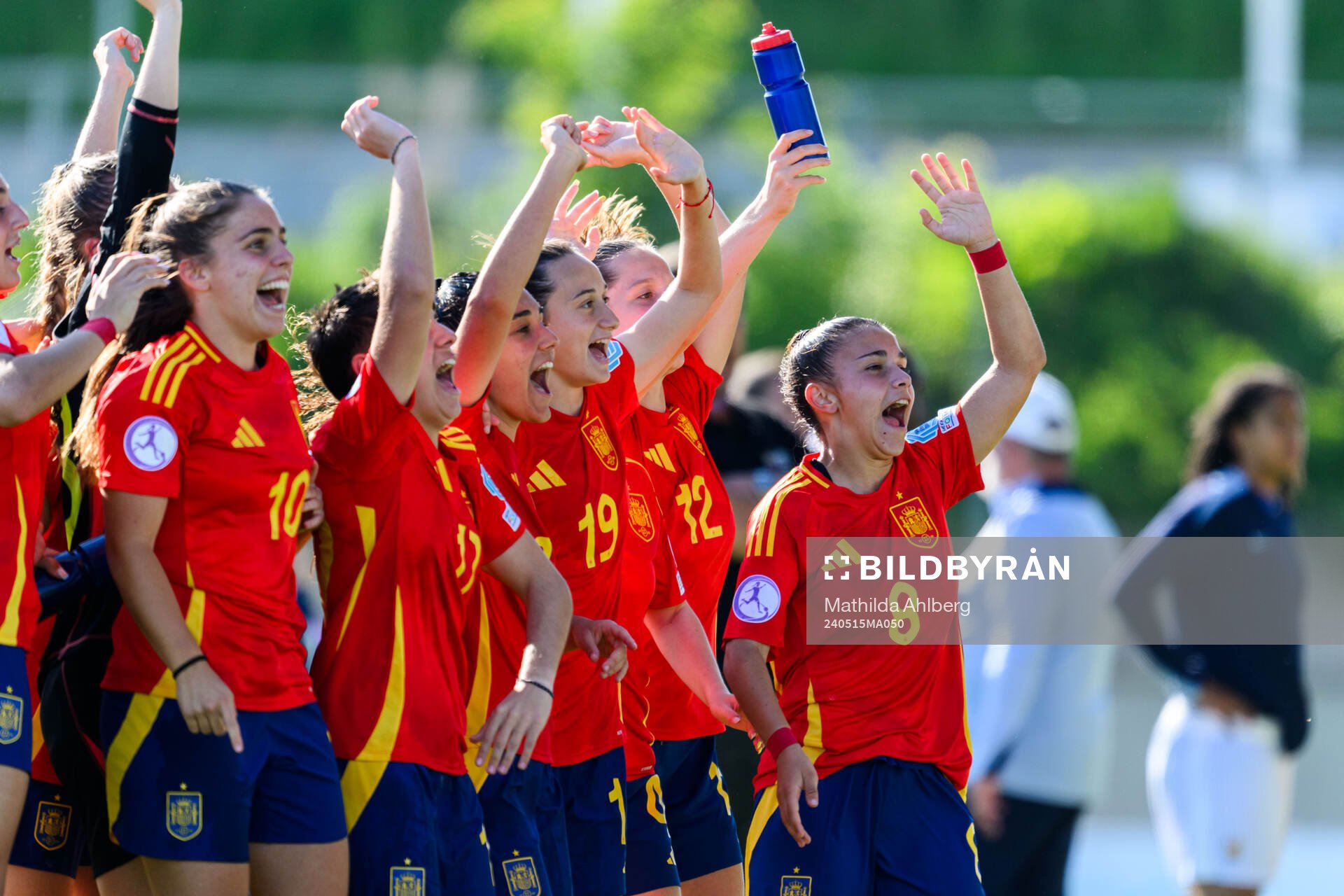Players of Spain celebrate