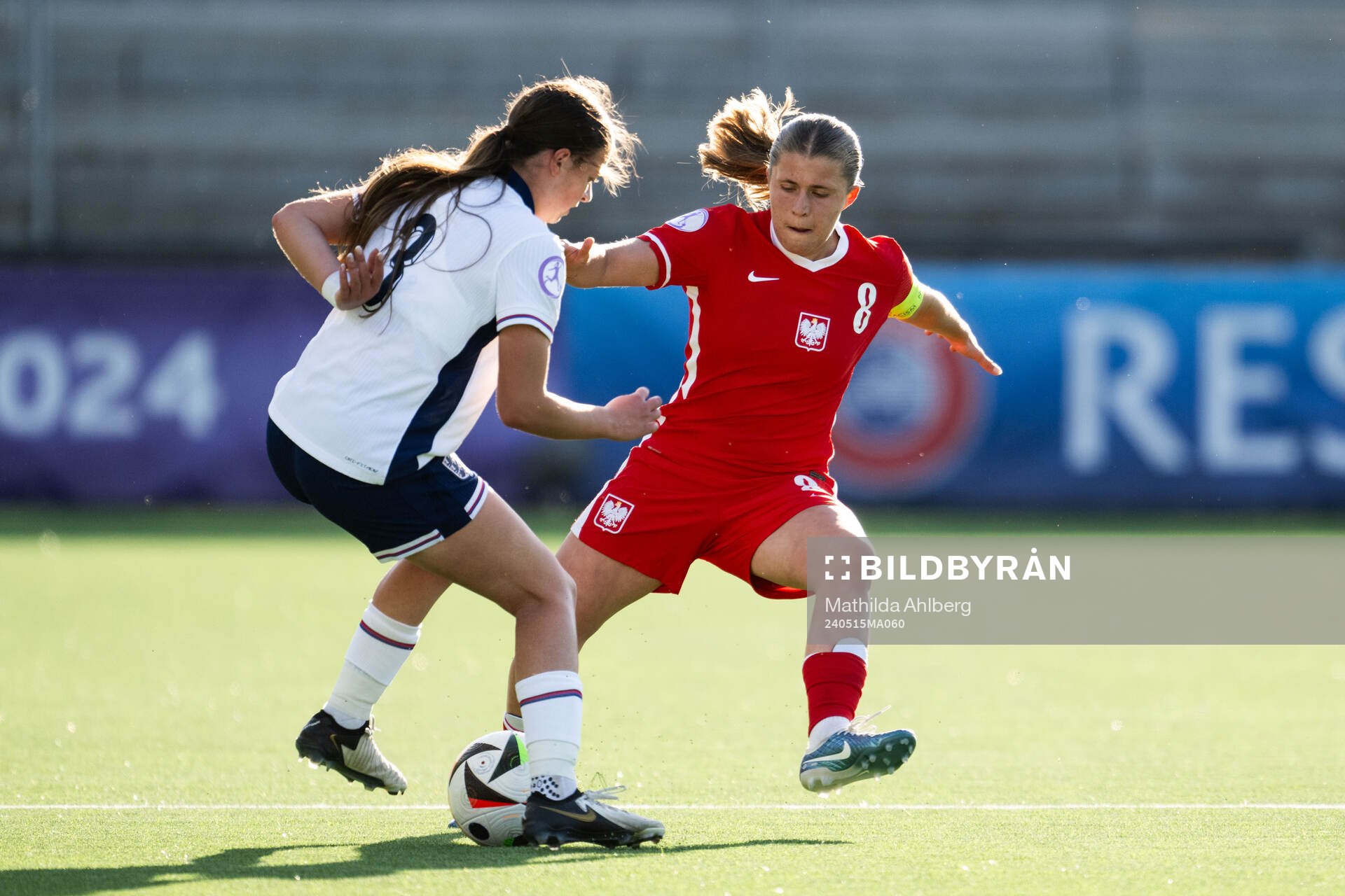 Rachel Maltby of England and Zuzanna Witek of Poland during the UEFA European Women’s Under-17 Championship semifinal match between England and Poland on May 15, 2024 in Malmö.
