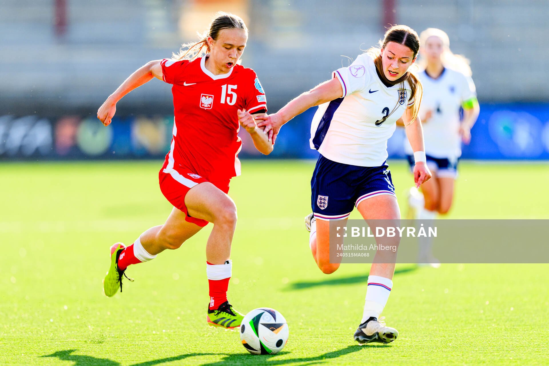 Weronika Arasniewicz of Poland and Rachel Maltby of England
