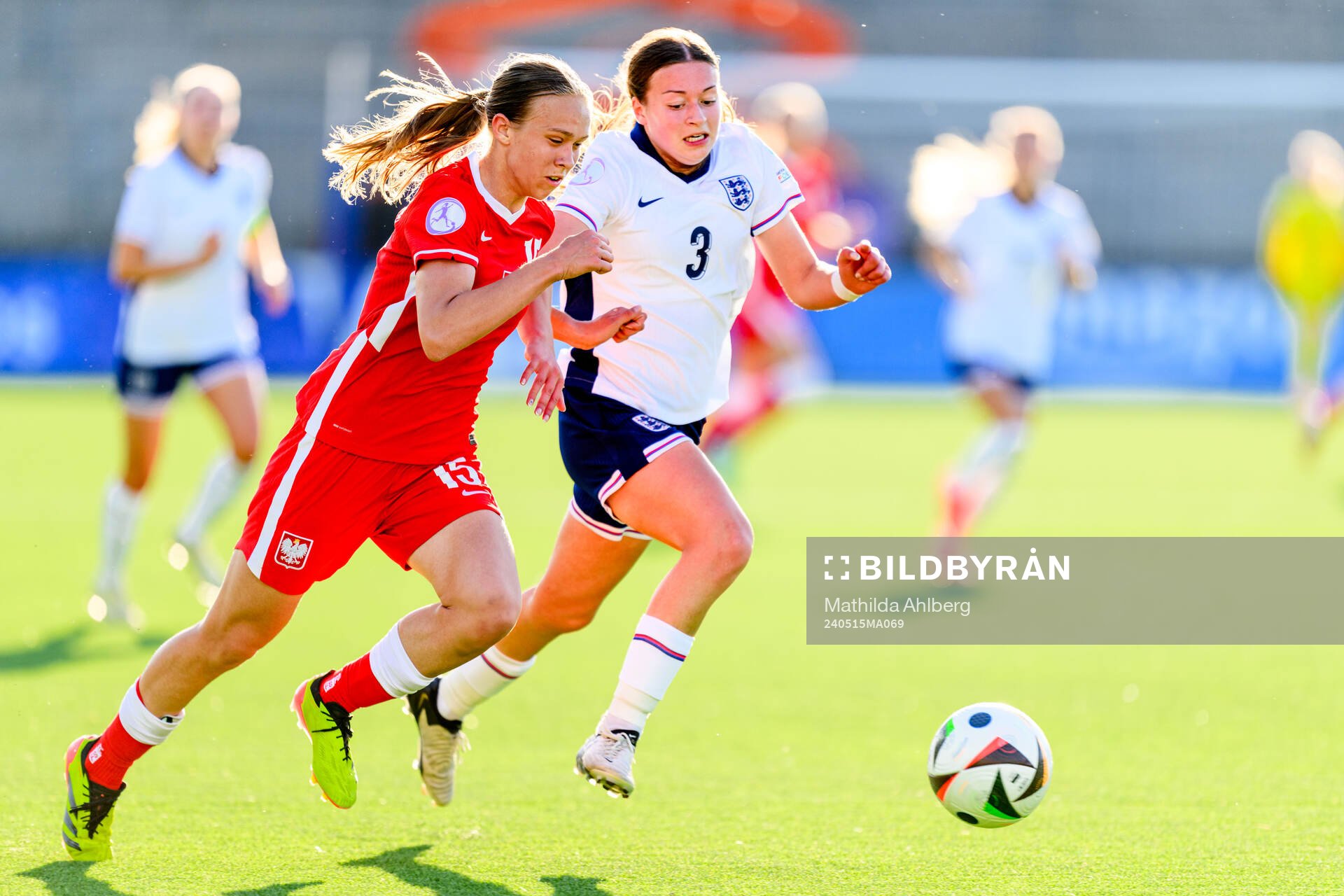 Weronika Arasniewicz of Poland and Rachel Maltby of England