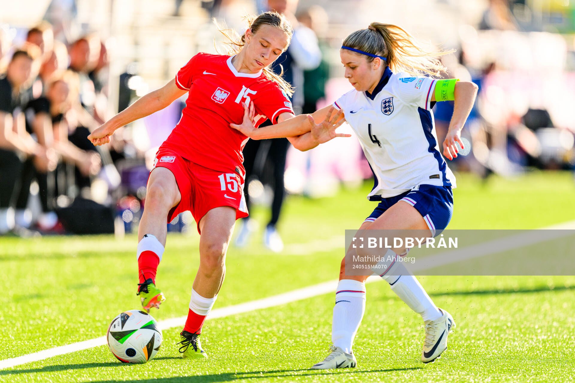 Weronika Arasniewicz of Poland and Laila Harbert of England