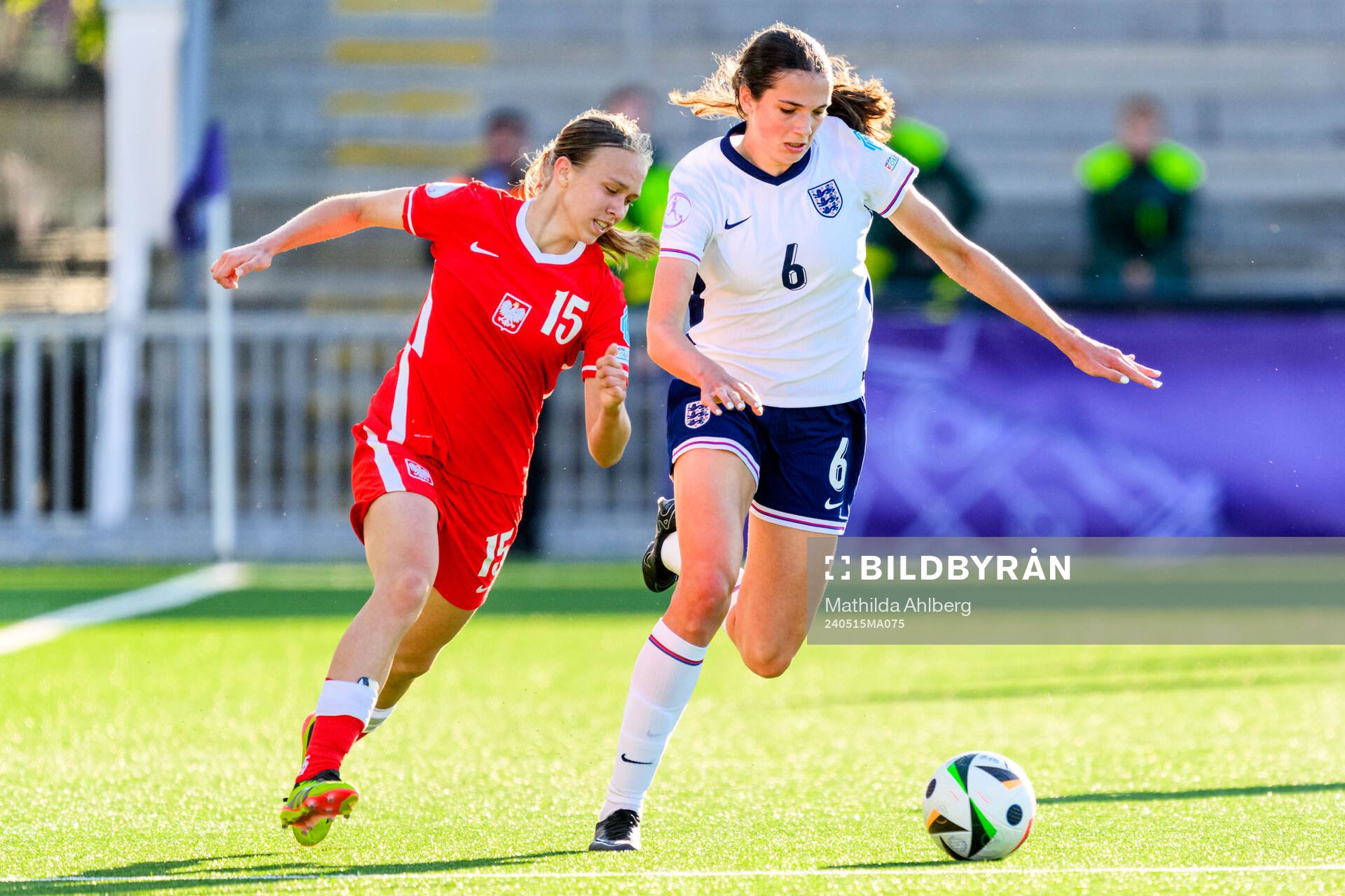 Weronika Arasniewicz of Poland and Cecily Wellesley-Smith