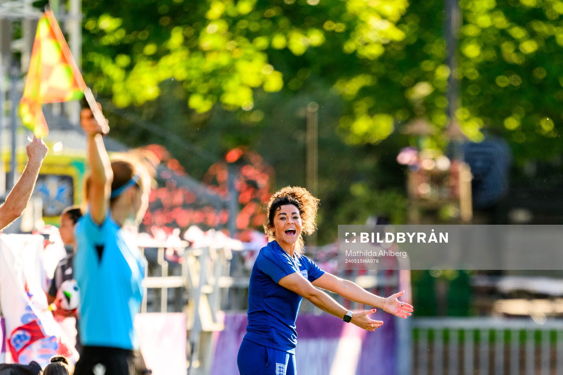 Head coach Natalie Henderson of England react