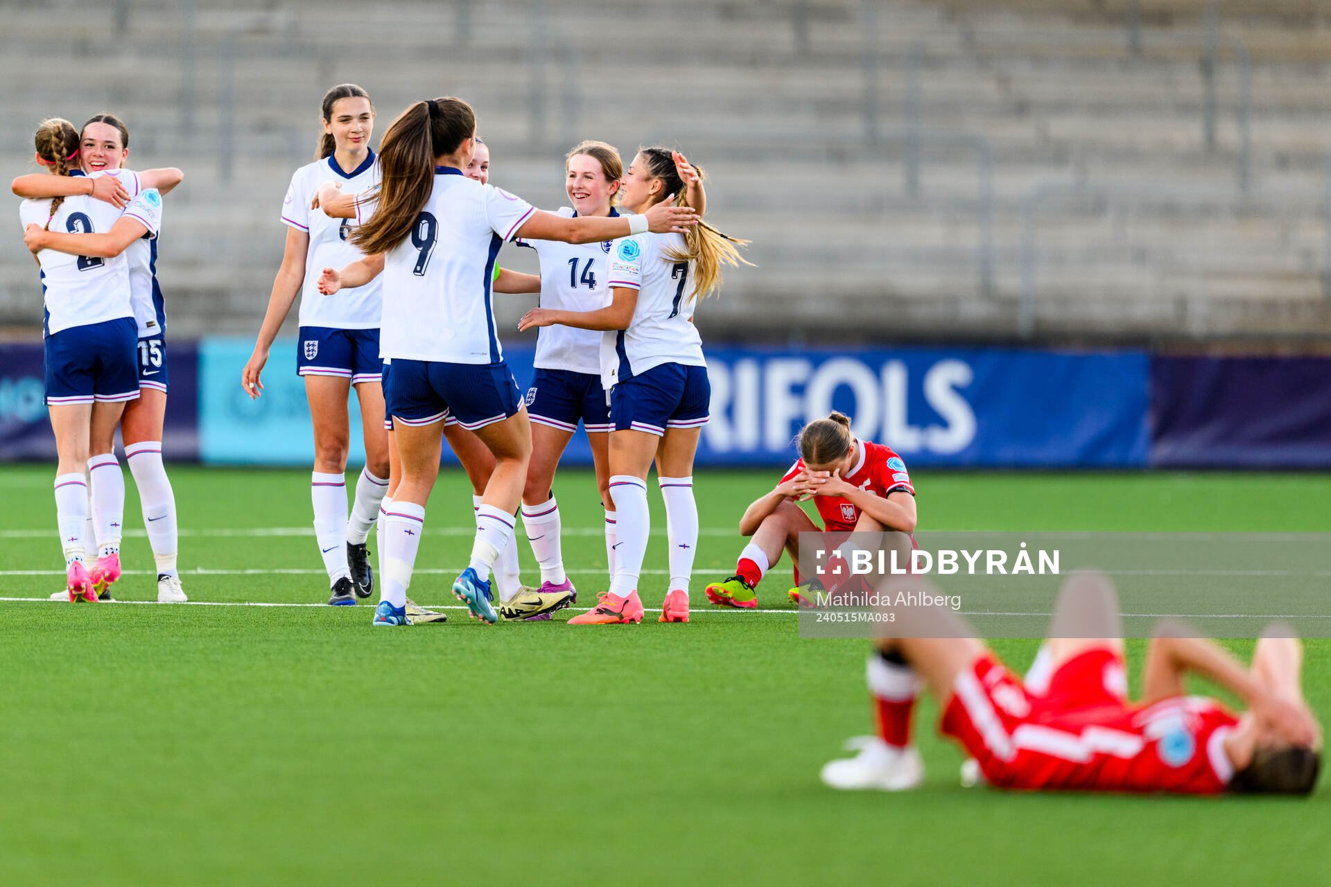 Players of England celebrate and Weronika Arasniewicz of