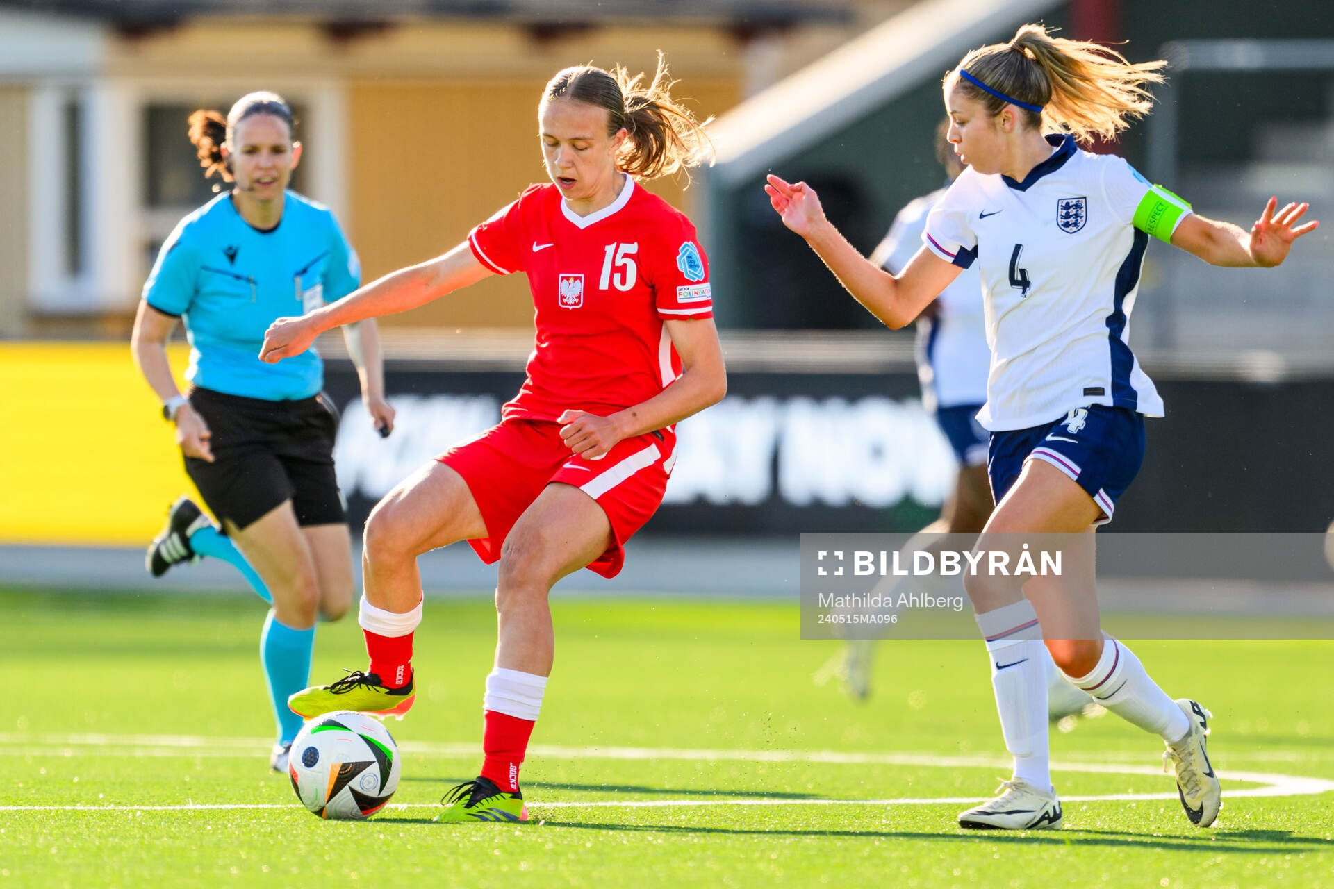 Weronika Arasniewicz of Poland and Laila Harbert of England